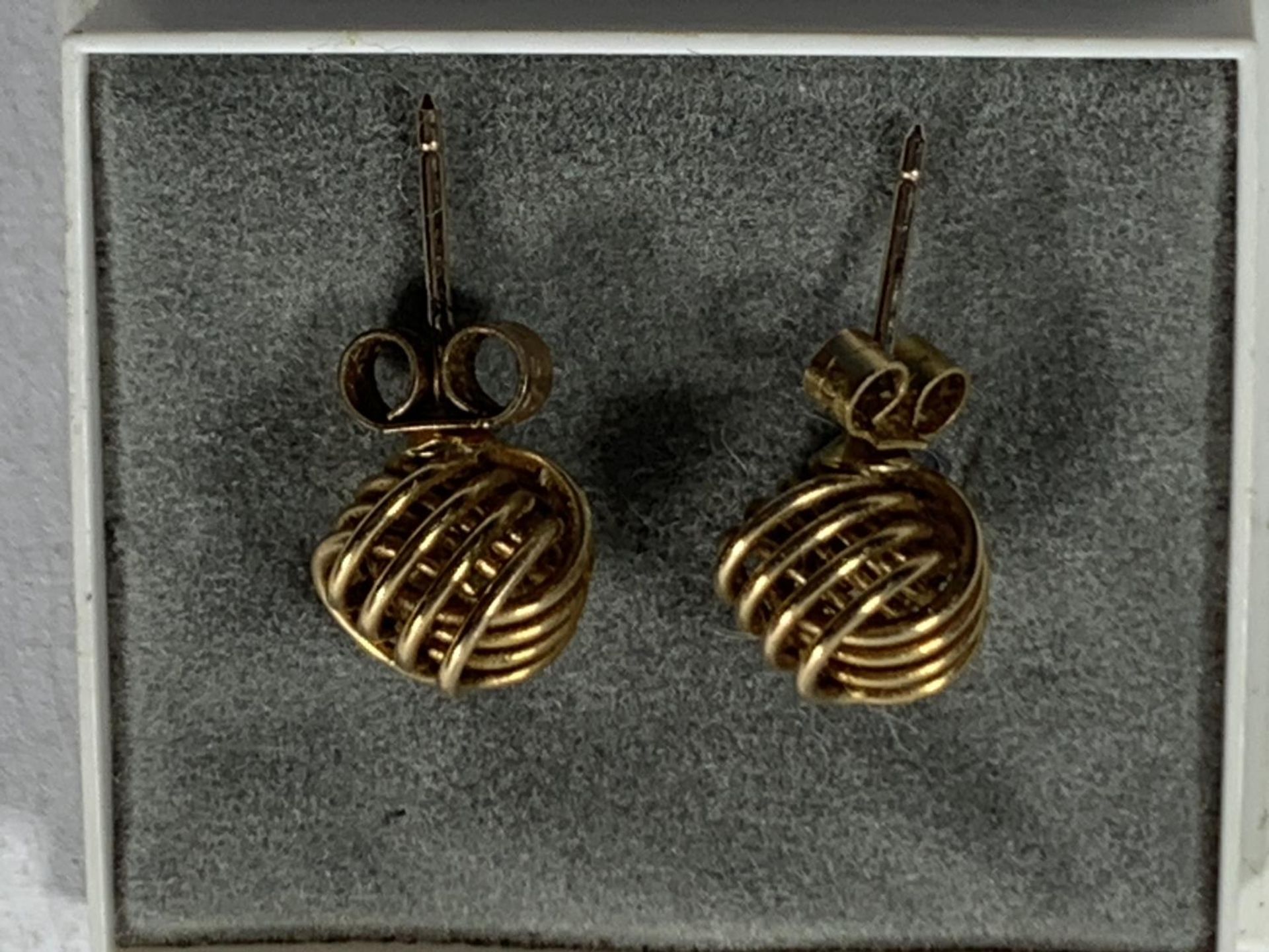 A PAIR OF 9 CARAT GOLD WIRE BALL EARRINGS GROSS WEIGHT 2.29 GRAMS - Image 2 of 2