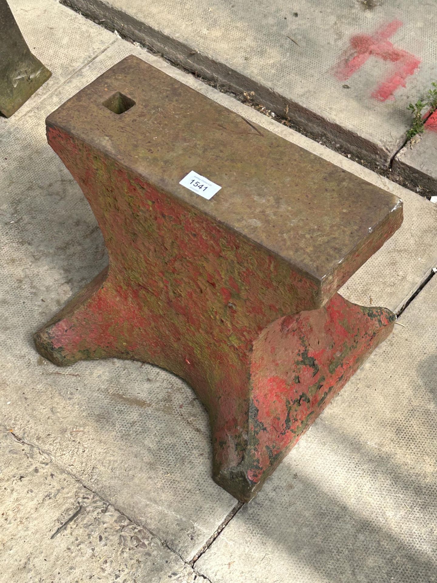 A VINTAGE CAST IRON SAWYERS BLACKSMITHS ANVIL (H:31CM L:35.5CM) - Image 2 of 3