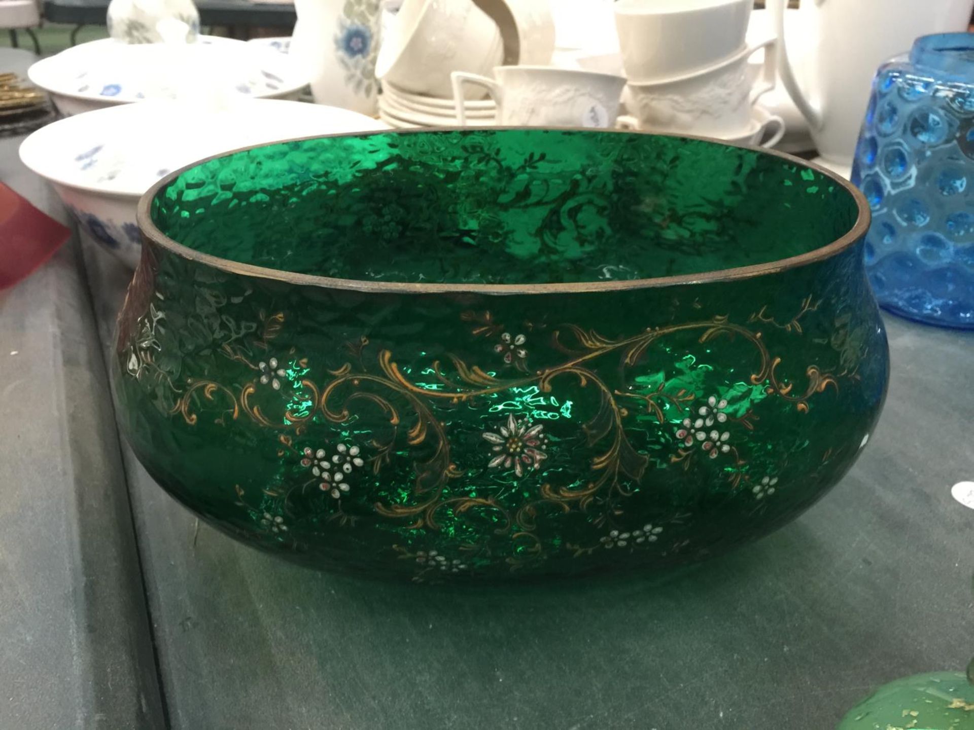 A LARGE QUANTITY OF GREEN COLOURED GLASSWARE TO INCLUDE HANDPAINTED EXAMPLES, BOWLS, VASES, JUGS, - Image 2 of 4