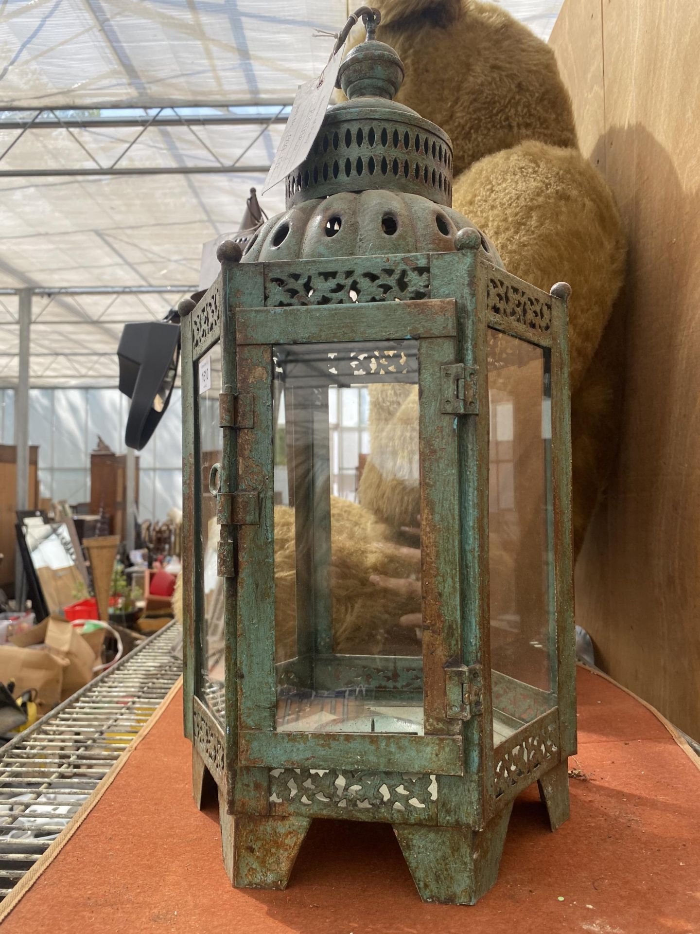 A DECORATIVE VINTAGE STYLE METAL CANDLE LANTERN - Image 3 of 3