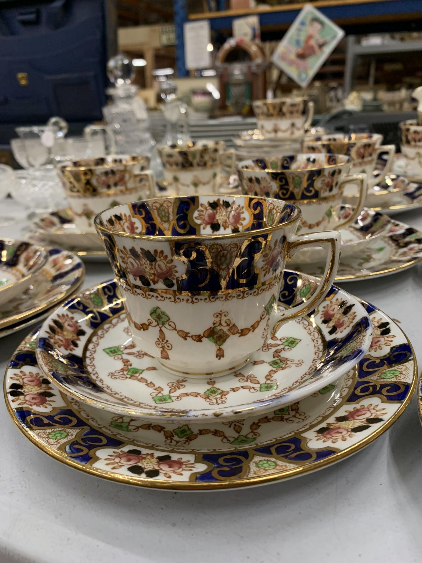 A LARGE EDWARDIAN TEA SET, CUPS, SAUCERS, SIDE PLATES ETC - Image 4 of 5