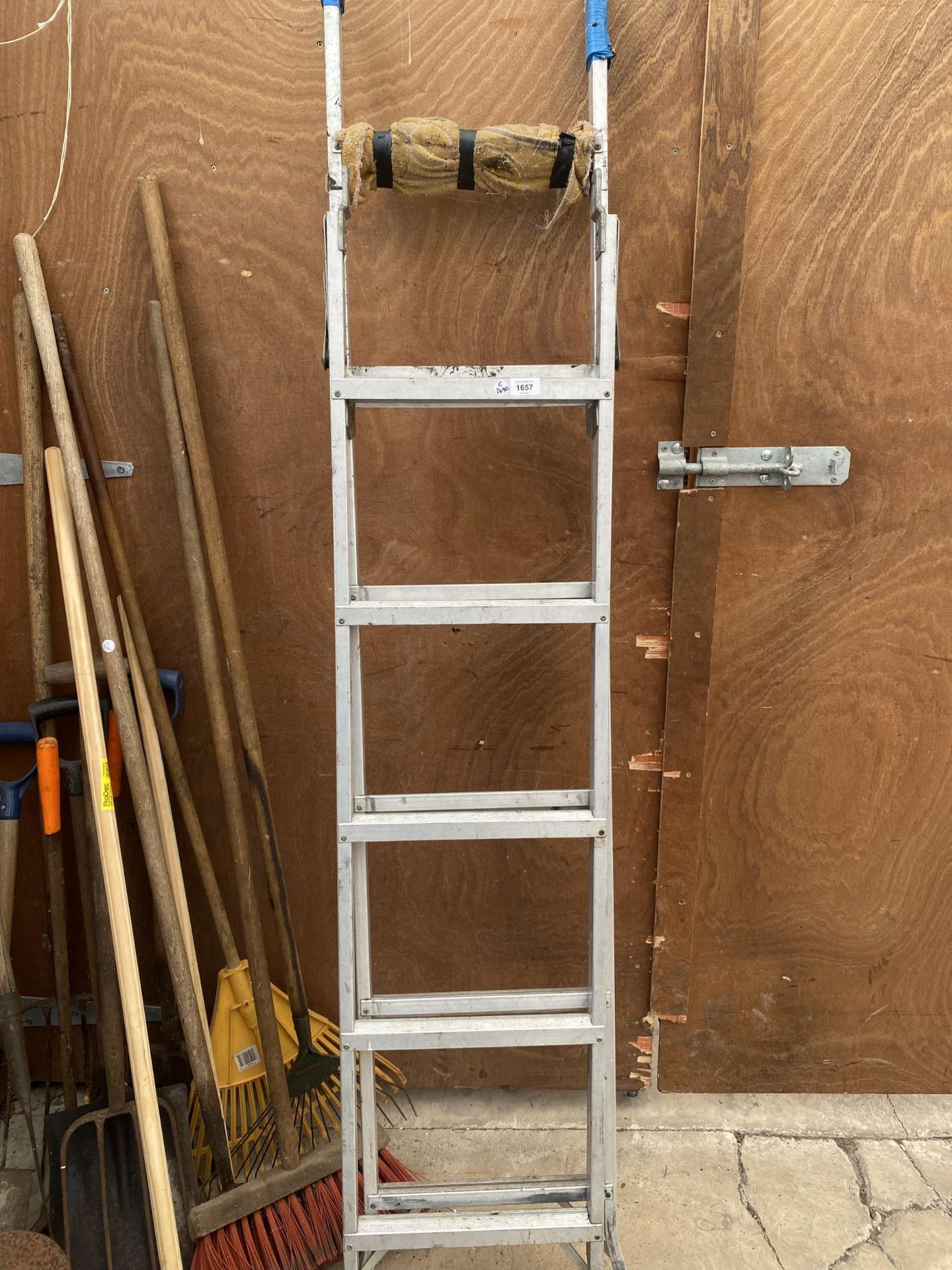 A SET OF STEP LADDERS AND ASSORTED GARDEN TOOLS ETC - Image 2 of 5