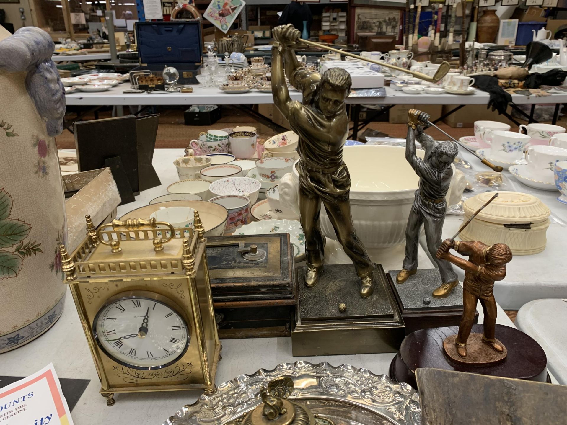 A MIXED LOT VINTAGE BRASS AND COPPER, CLOCK AND TROPHIES - Image 4 of 5