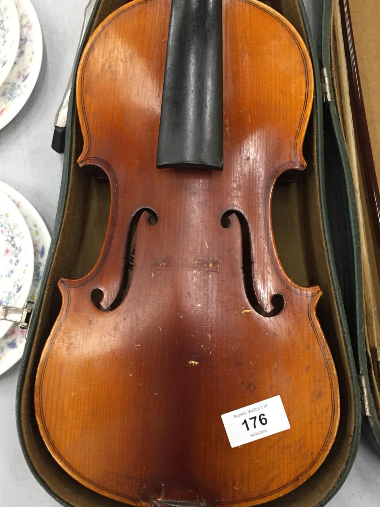 A VINTAGE CASED VIOLIN WITH BOW - Image 2 of 4