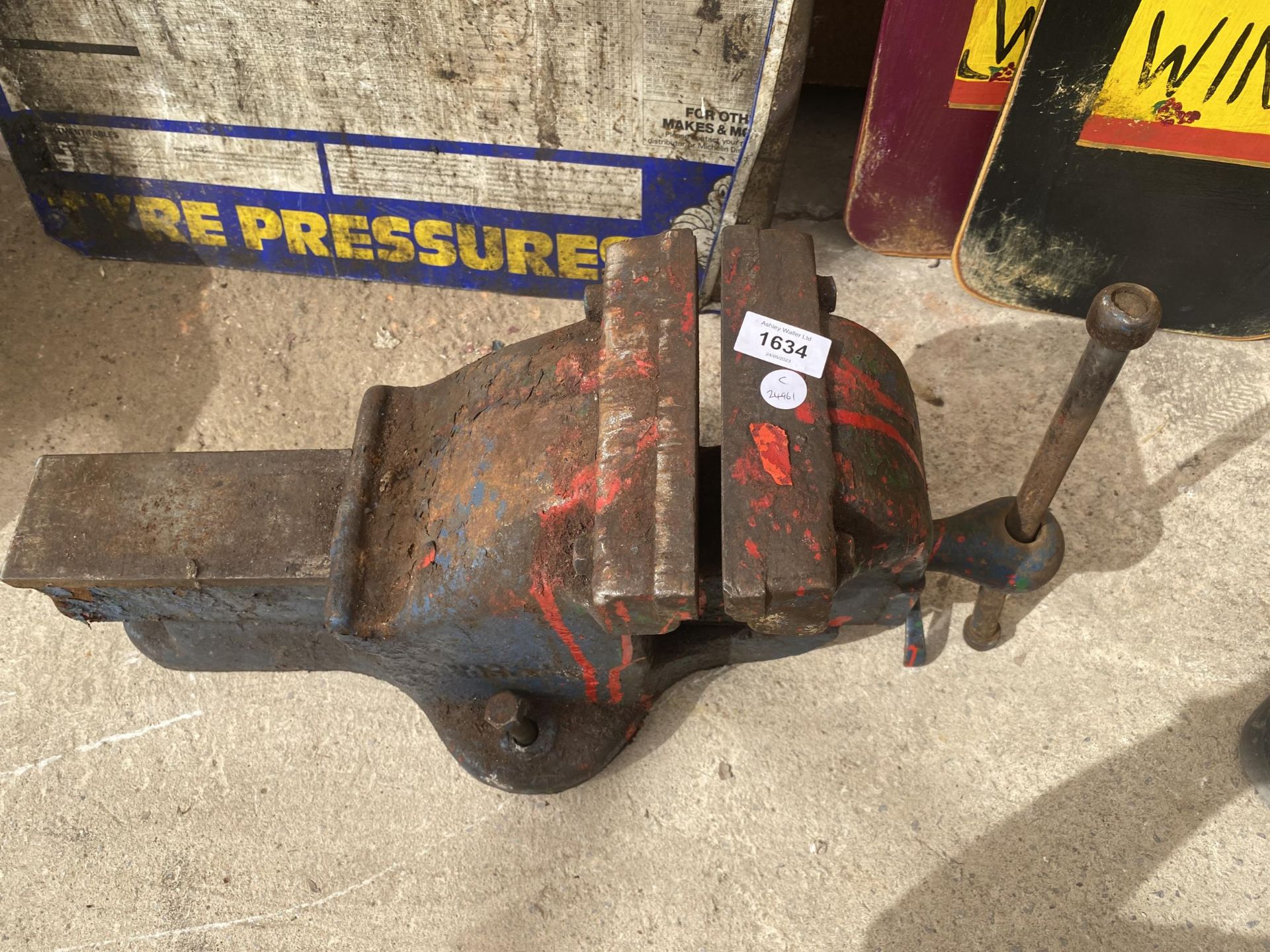 A VINTAGE HEAVY DUTY CAST BENCH VICE - Image 2 of 4