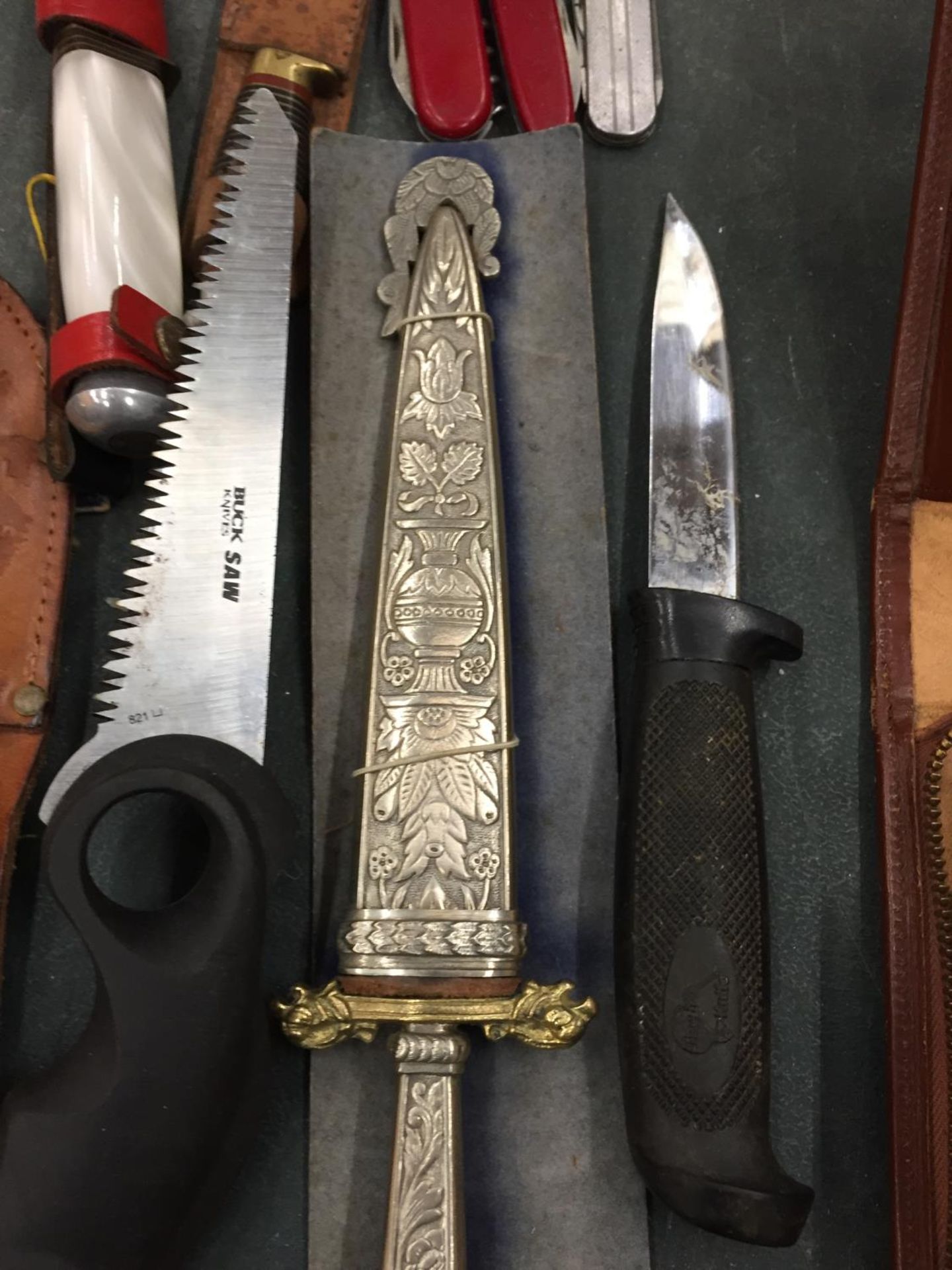 A COLLECTION OF VINTAGE KNIVES TO INCLUDE HUNTING KNIVES AND PEN KNIVES - Image 2 of 5