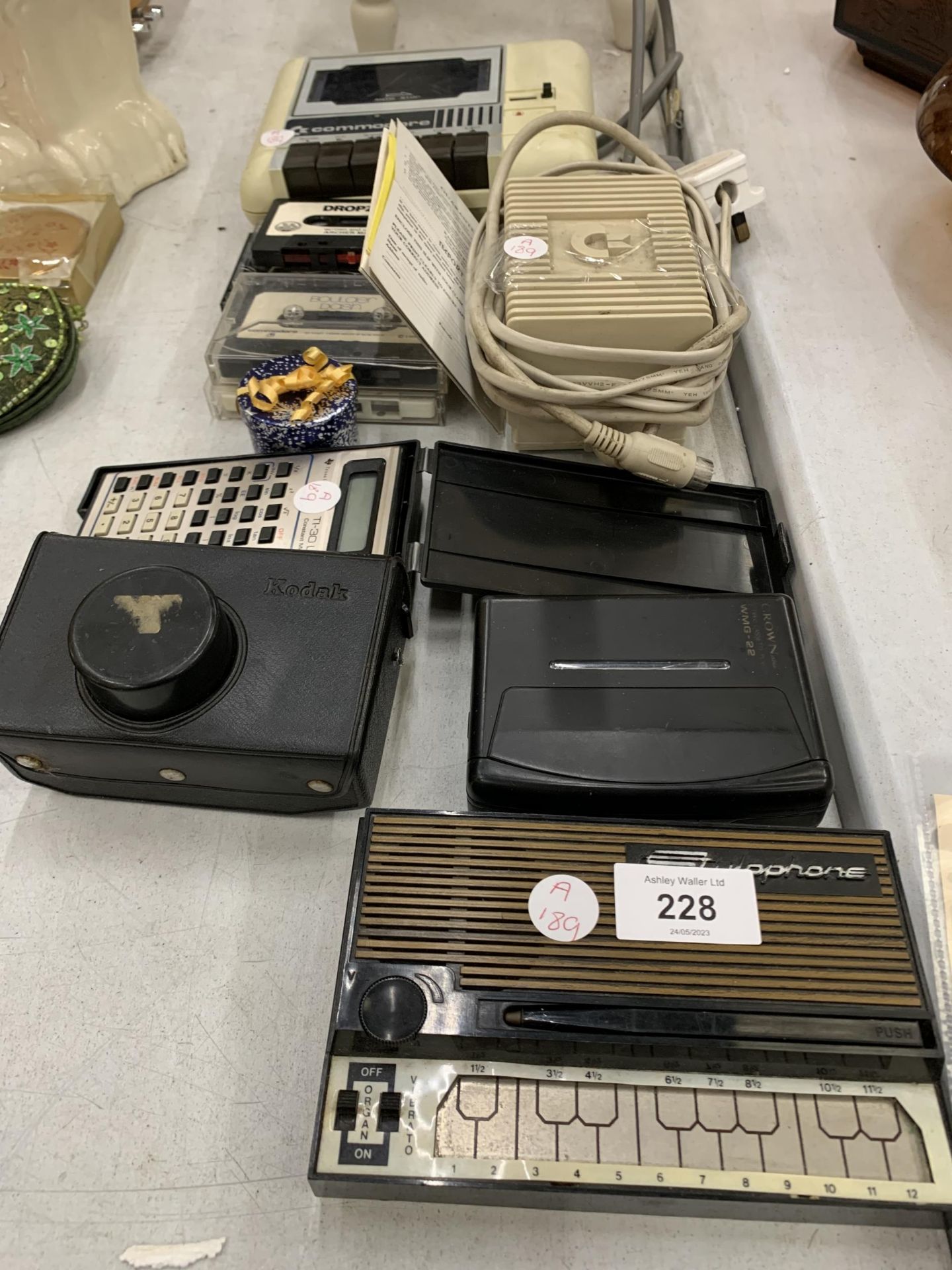 A MIXED LOT TO INCLUDE COMMODORE CONSOLE, KODAK CAMERA ETC