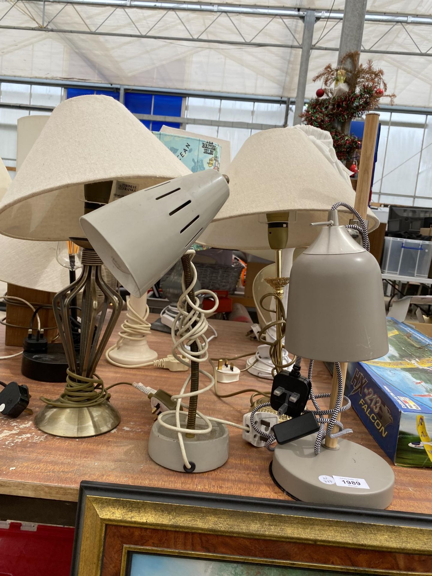 A COLLECTION OF TABLE LAMPS WITH SHADES - Image 2 of 5