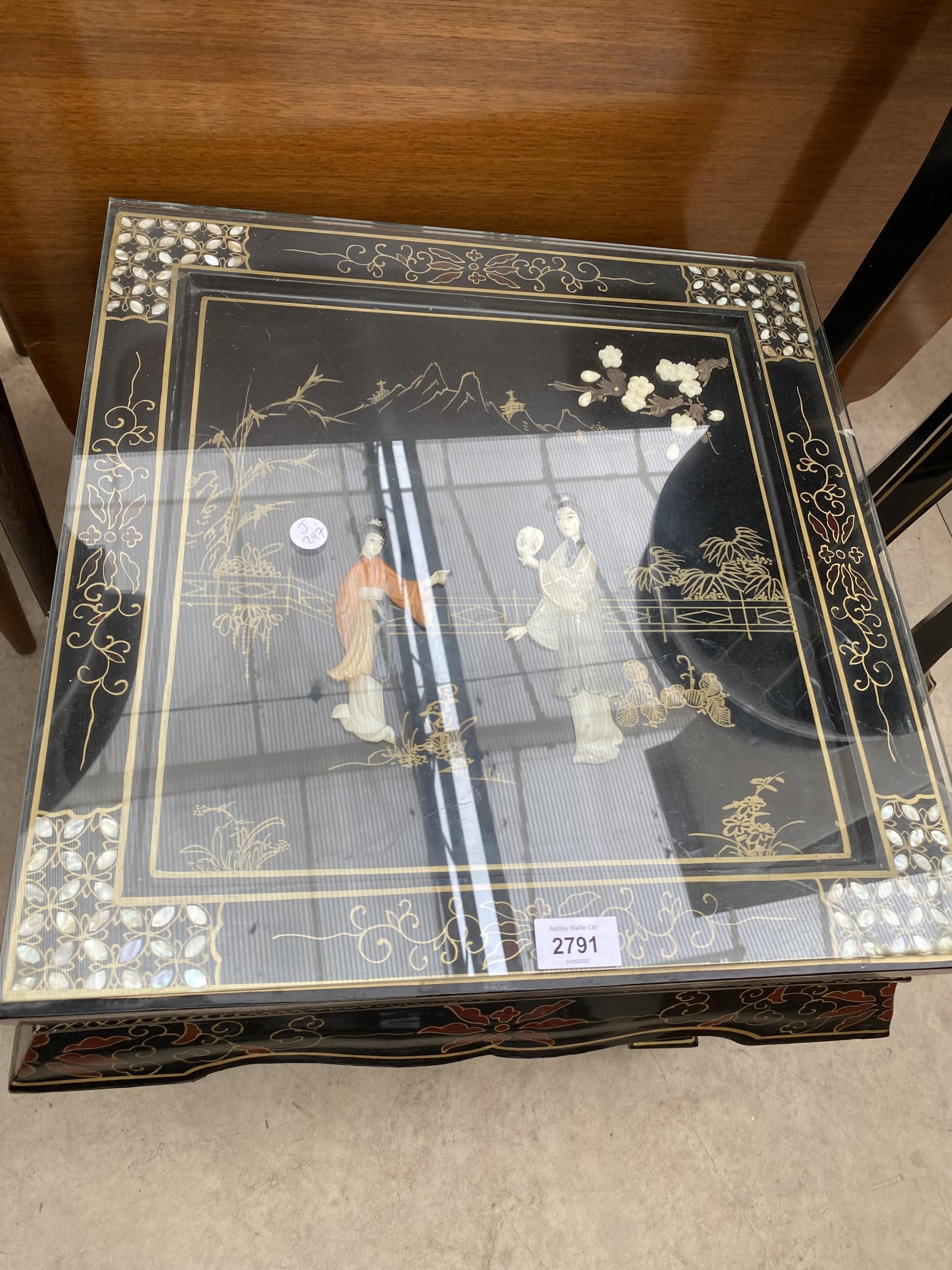 A MODERN LAMP TABLE WITH APPLIED AND PAINTED CHINOISERIE DECORATION AND GLASS TOP, 18" SQUARE - Image 3 of 3
