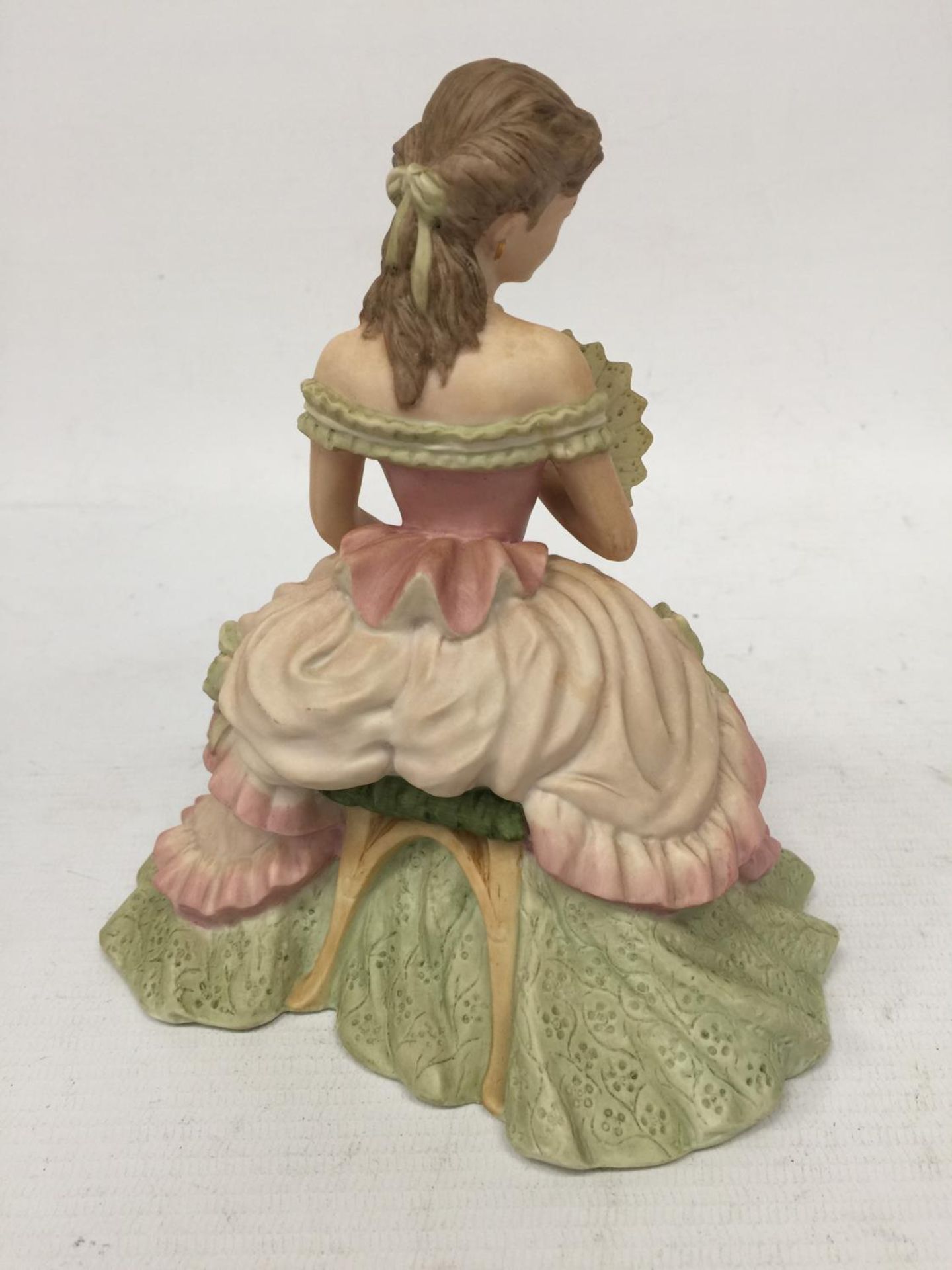 A COALPORT FIGURINE "INTERLUDE" FROM THE AGE OF ELEGANCE COLLECTION 1991 WITH A MATT FINISH - 17 CM - Image 3 of 5