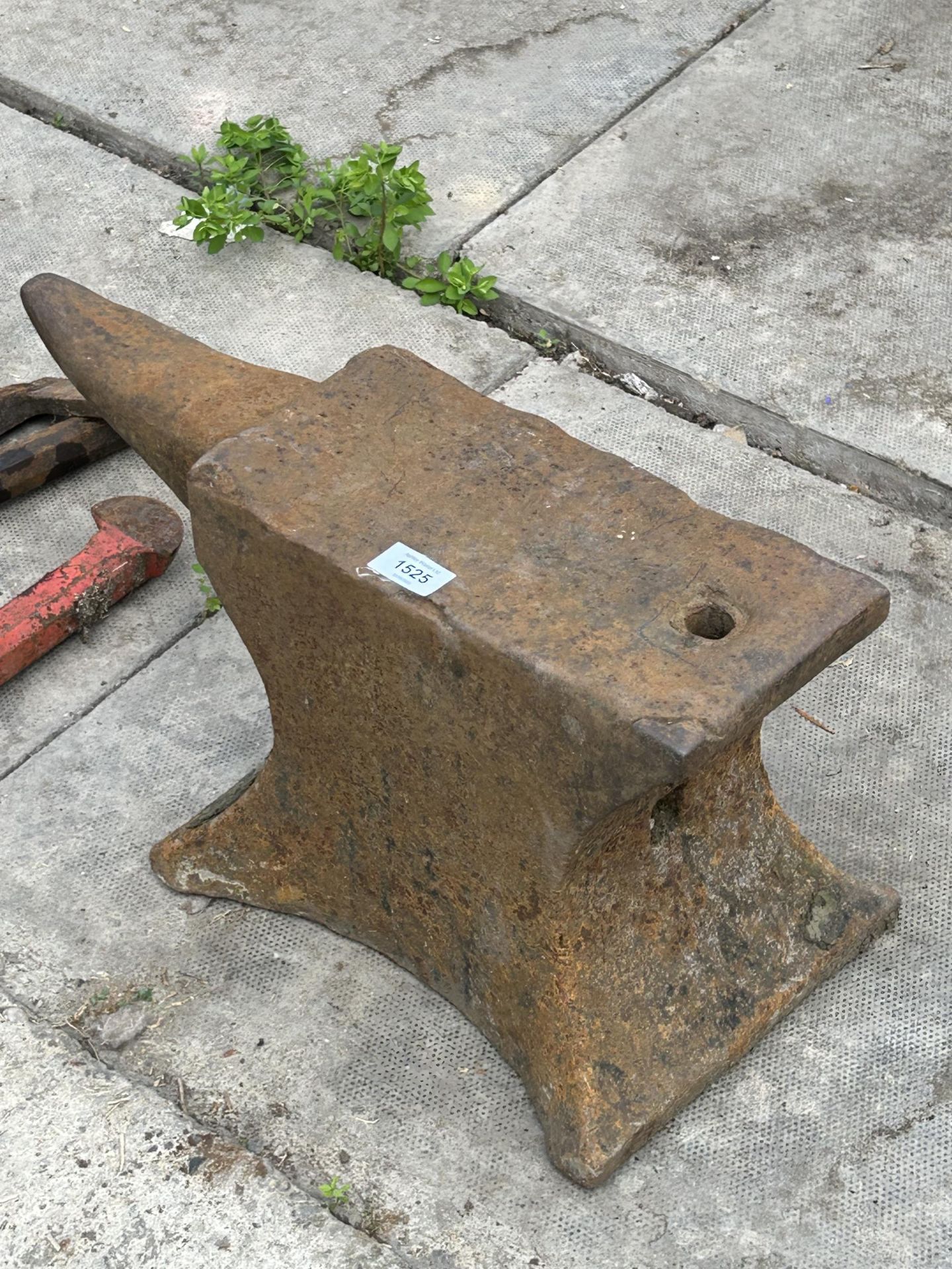 A SMALL VINTAGE CAST IRON BLACKSMITHS ANVIL (H:27CM L:52CM) - Image 2 of 4