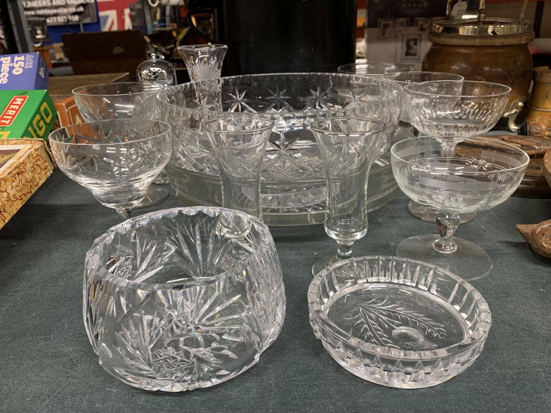 A QUANTITY OF GLASSWARE TO INCLUDE LARGE BOWLS, DESSERT BOWLS WITH ENGRAVED AND ETCHED DESIGN, A - Image 4 of 4