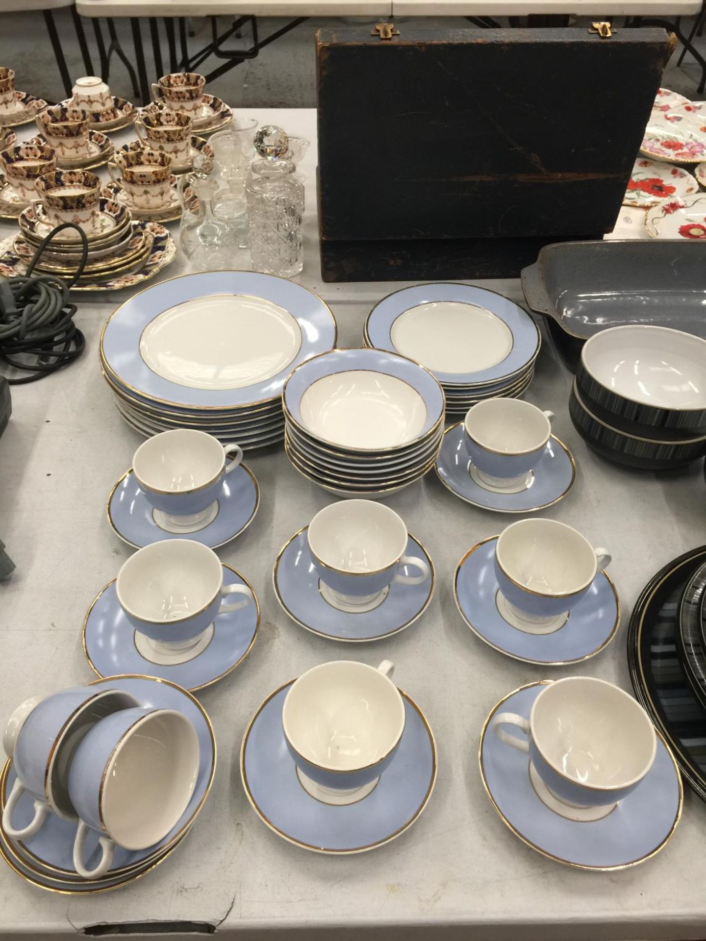 A MODERN DOULTON BLUE AND WHITE PART DINNNER SERVICE
