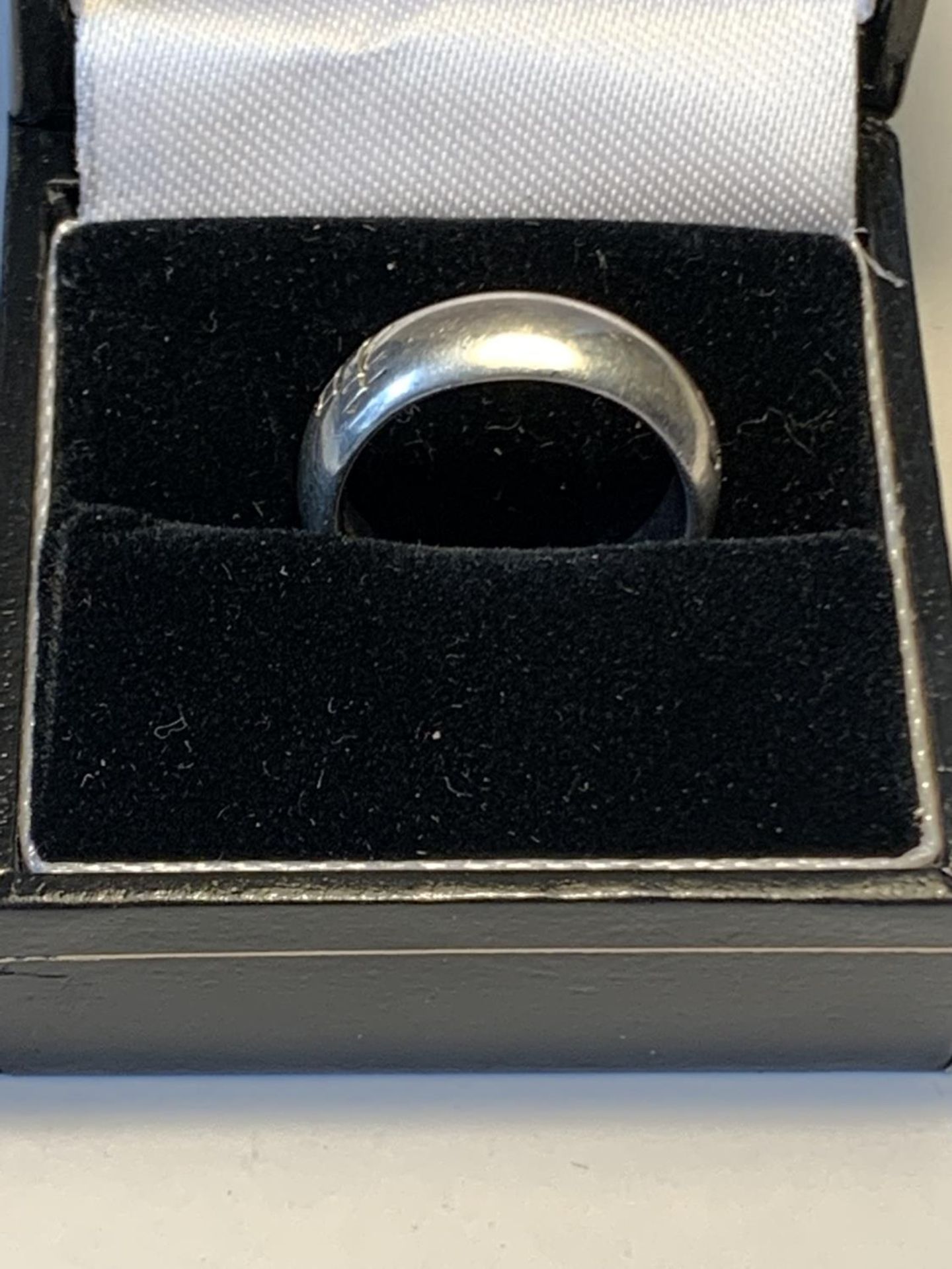 A HEAVY ORIENTAL SILVER RING SIZE M IN A PRESENTATION BOX - Image 3 of 3