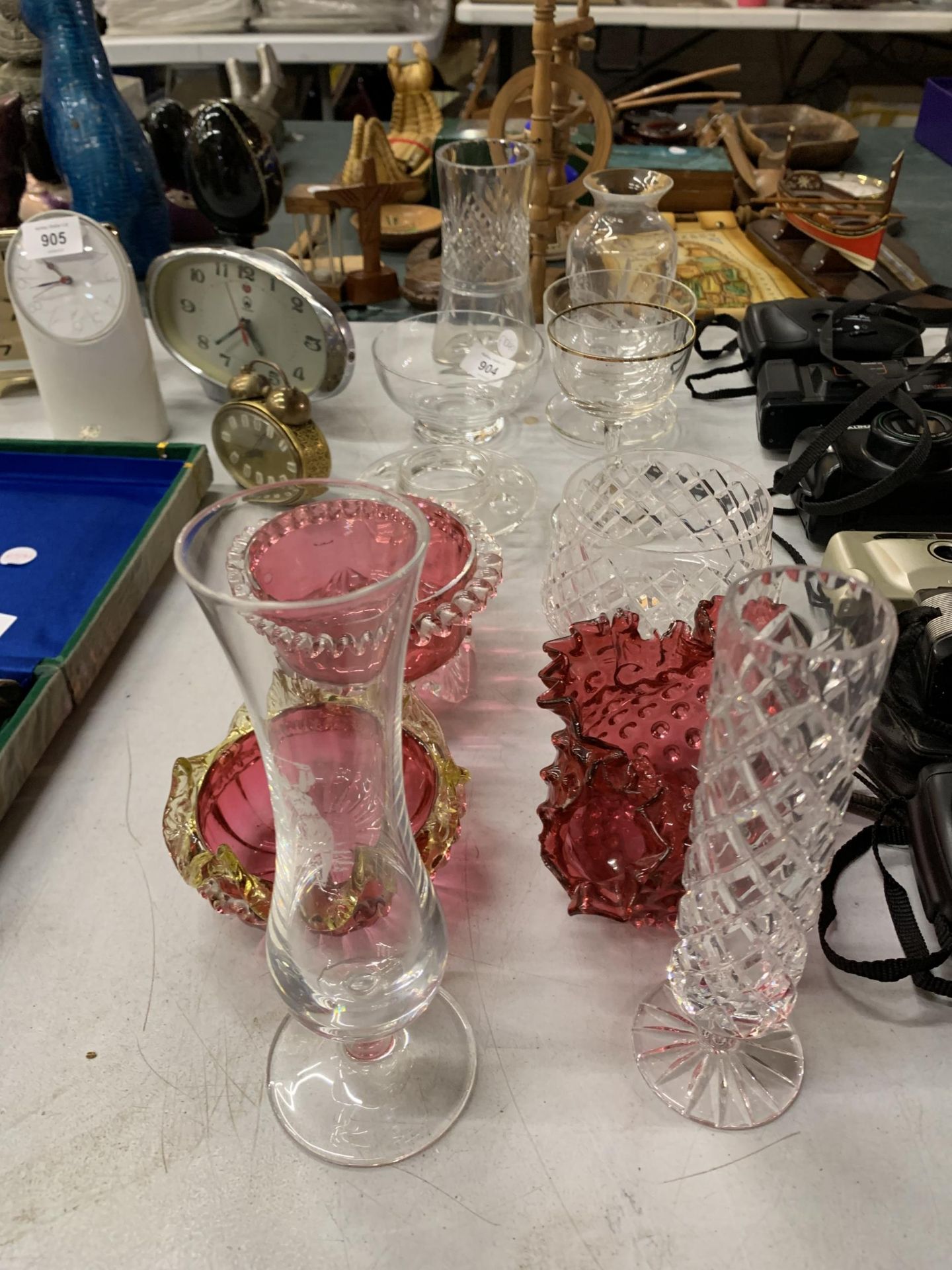 A QUANTITY OF GLASSWARE TO INCLUDE CRANBERRY GLASS BOWLS, VASES, ETC - Image 2 of 4