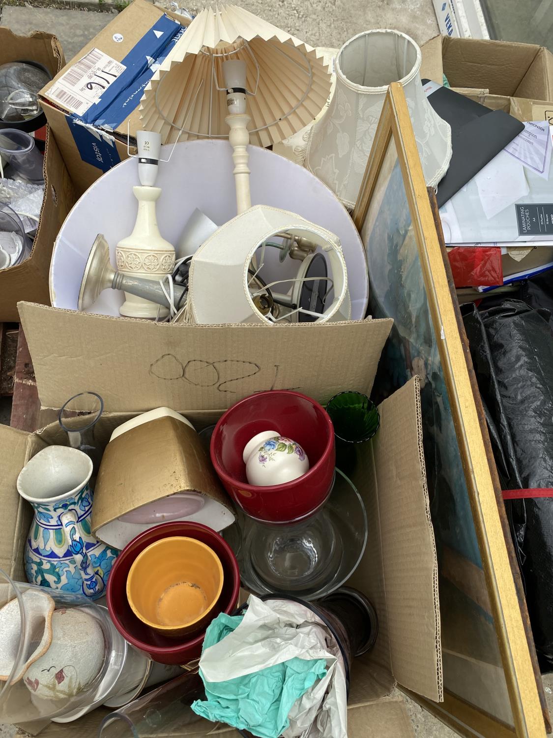 AN ASSORTMENT OF HOUSEHOLD CLEARANCE ITEMS TO INCLUDE LAMPS AND GLASS WARE ETC - Image 2 of 3