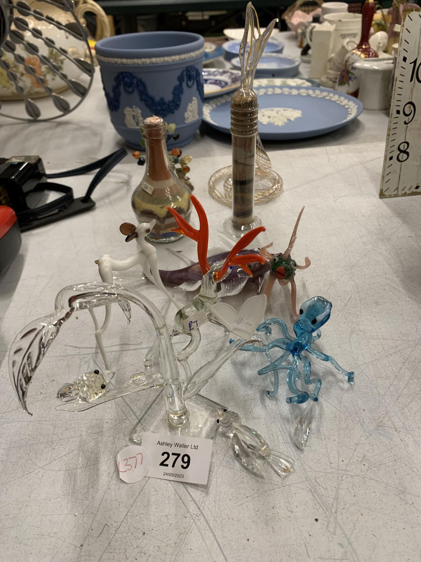 A GROUP OF GLASSWARE ANIMALS, BLUE OCTOPUS ETC