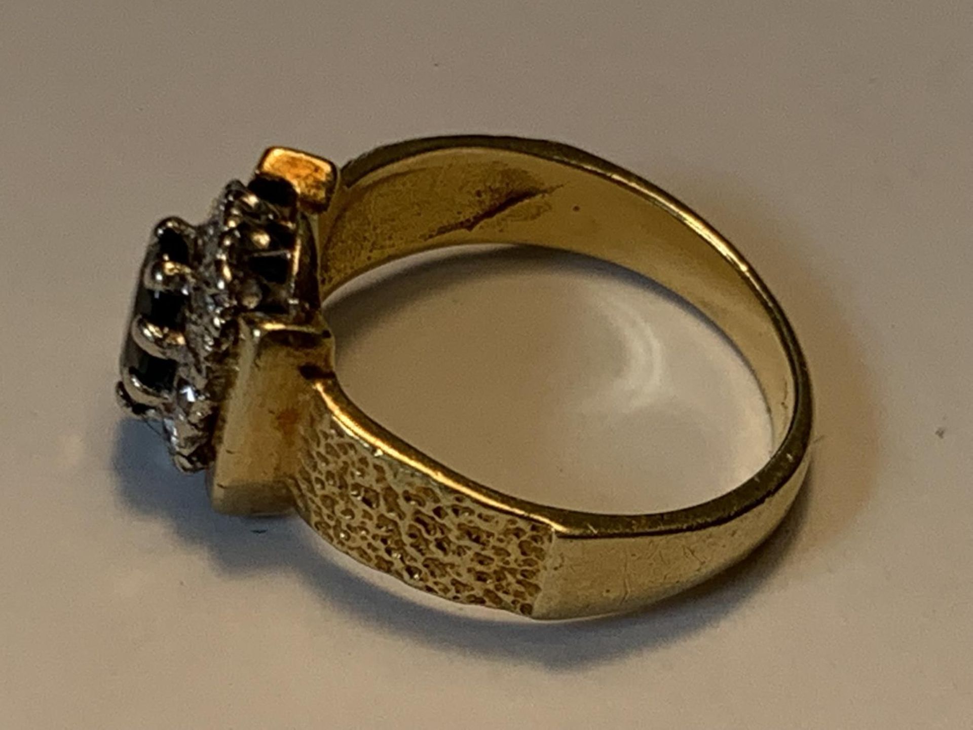 AN 18 CARAT GOLD RING WITH A CENTRE SAPPHIRE SURROUNDED BY DIAMONDS SIZE J - Image 2 of 3