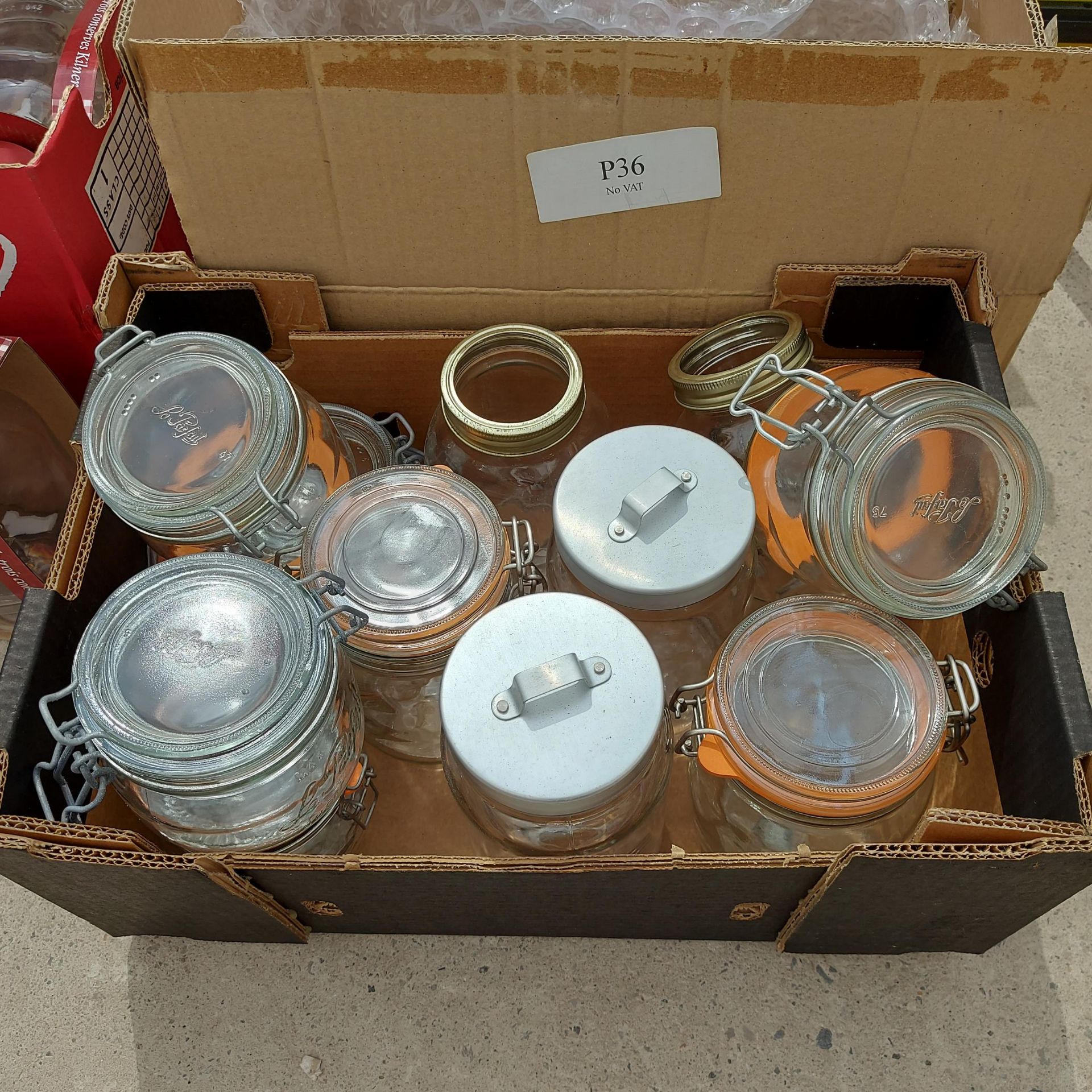 AN ASSORTMENT OF GLASS VESSELS TO INCLUDE KILNER JARS ETC - Image 3 of 4