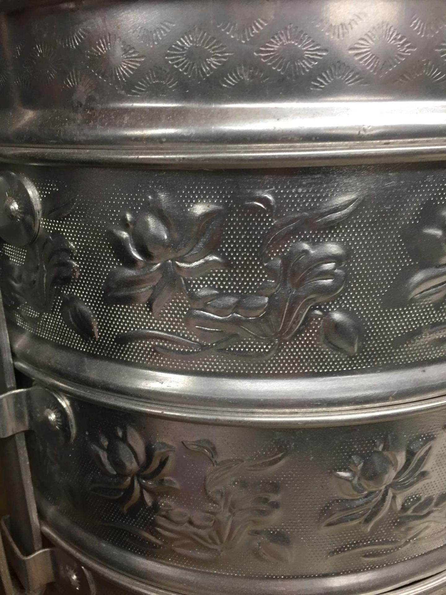 A WHITE METAL LIDDED CONTAINER WITH HANDLE HEIGHT 27CM - Image 2 of 3