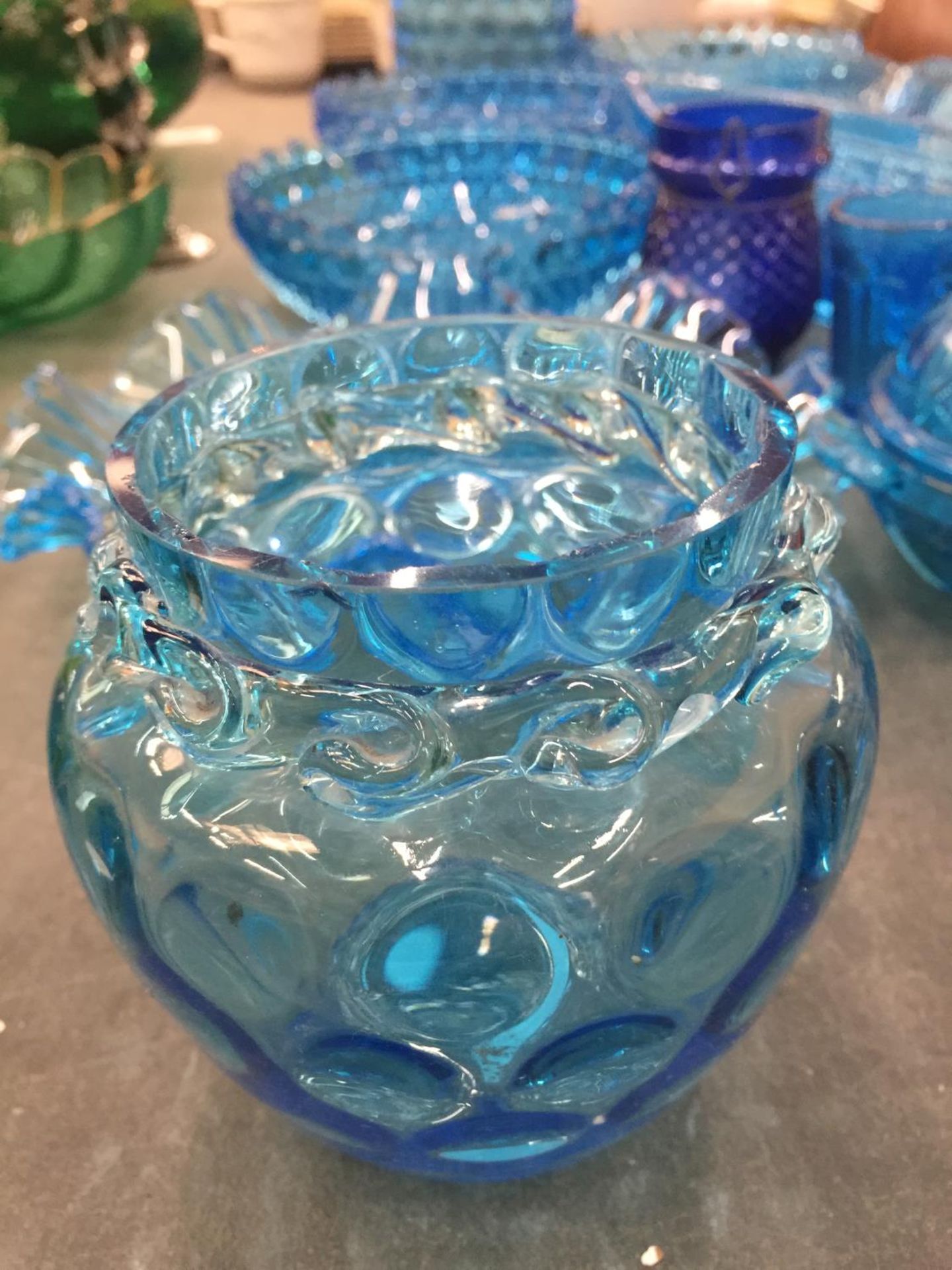 A QUANTITY OF BLUE COLOURED GLASSWARE TO INCLUDE BOWLS, VASES, ETC - Bild 2 aus 5