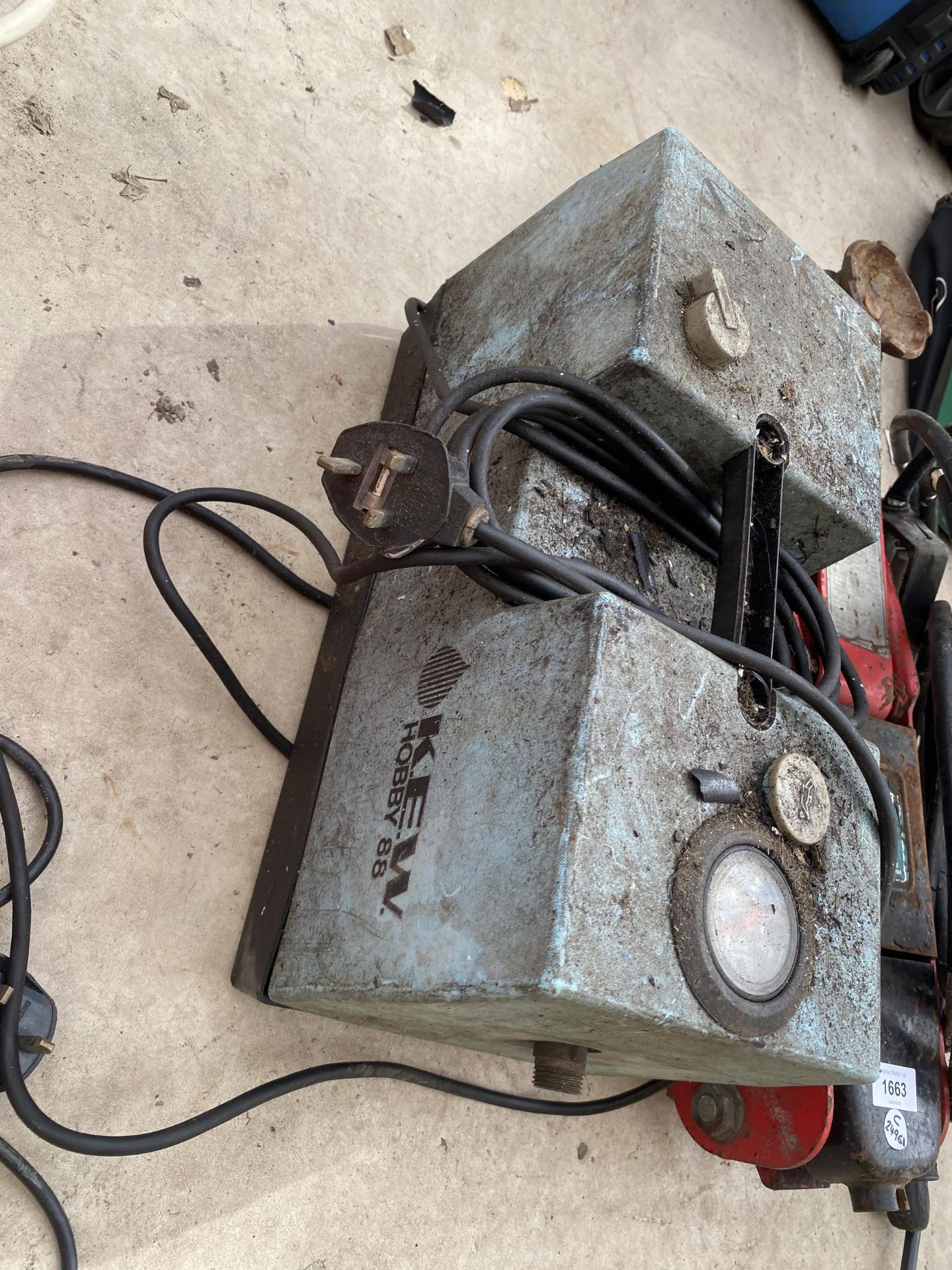 2 X ITEMS - A KEW HOBBY 88 PRESSURE WASHER AND HYDRAULIC FLOOR JACK - Image 3 of 4