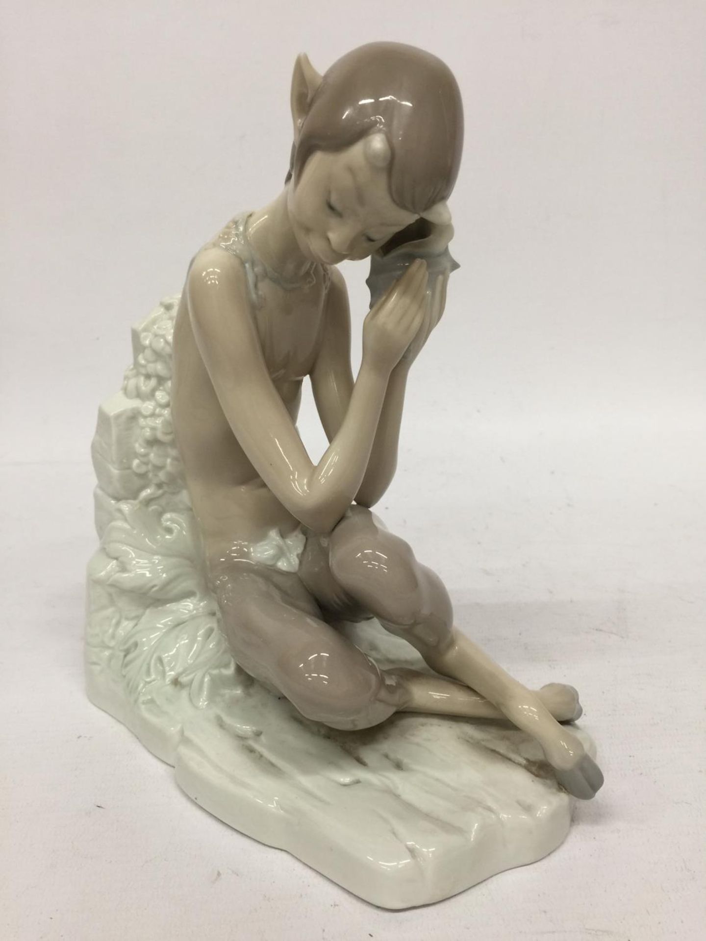 A LLADRO "SATYR WITH SNAIL" FIGURINE - 22 CM (H) 17 CM (W) - RETIRED