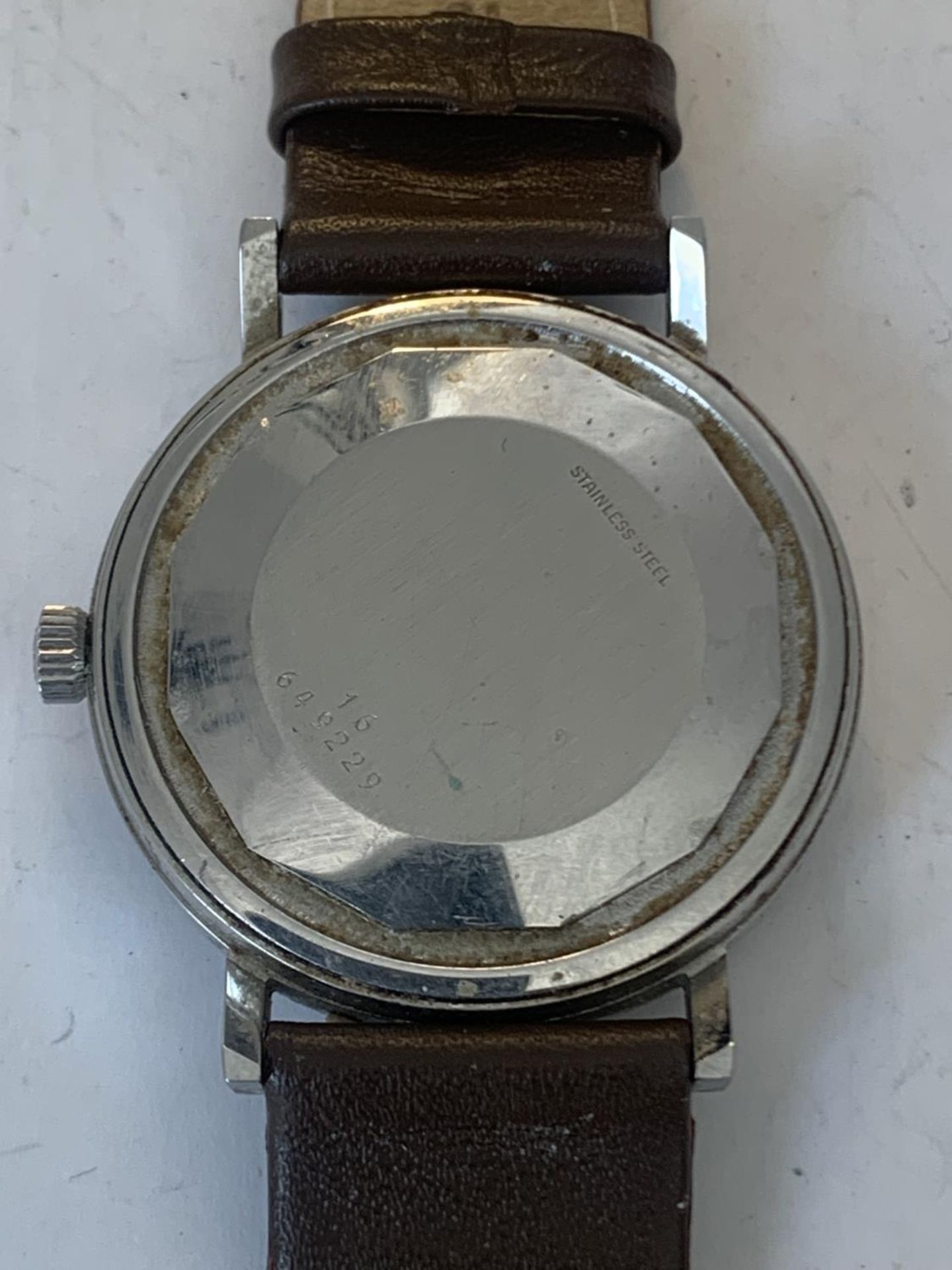 A VINTAGE LONGINES CONQUEST AUTOMATIC WRIST WATCH WITH LEATHER STRAP SEEN WORKING BUT NO WARRANTY - Image 3 of 3