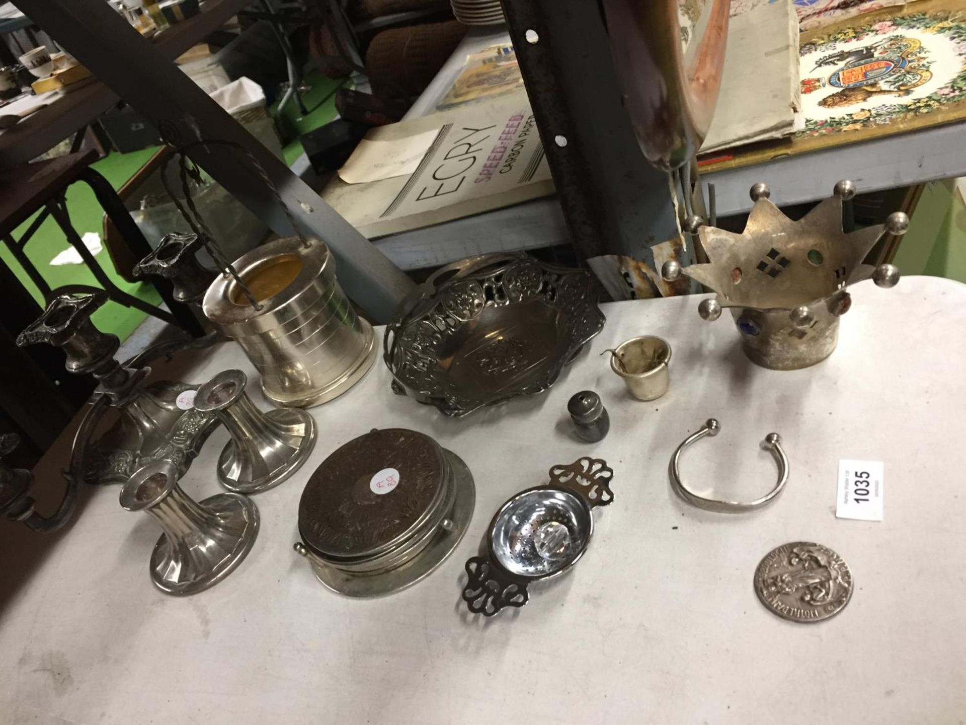 A QUANTITY OF SILVER PLATED ITEMS TO INCLUDE CANDLESTICKS, BOWLS, COASTERS, ETC