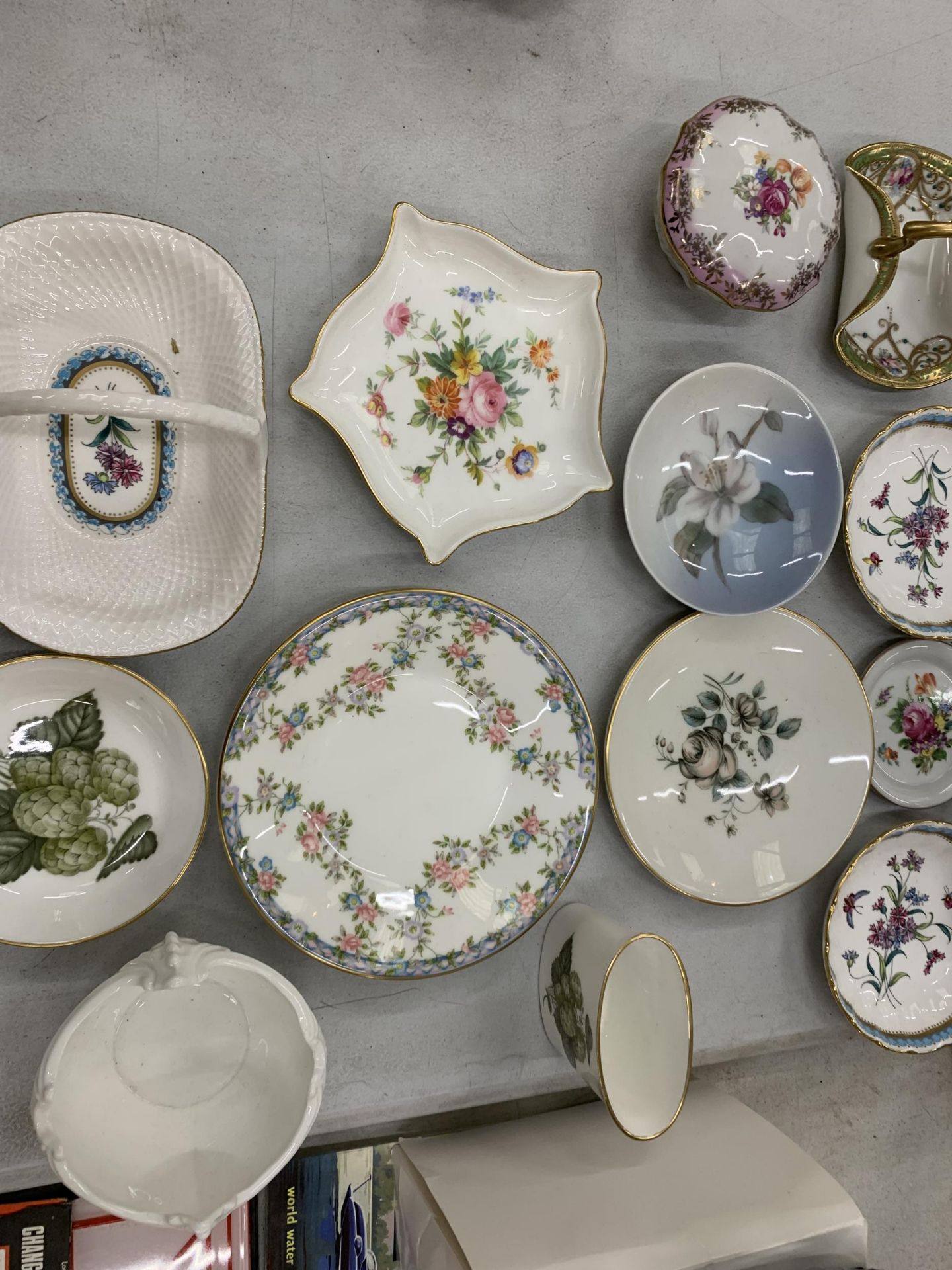 A QUANTITY OF TRINKET PLATES AND PIN DISHES TO INCLUDE ROYAL COPENHAGEN, MASON'S, ROYAL ALBERT, - Image 3 of 5