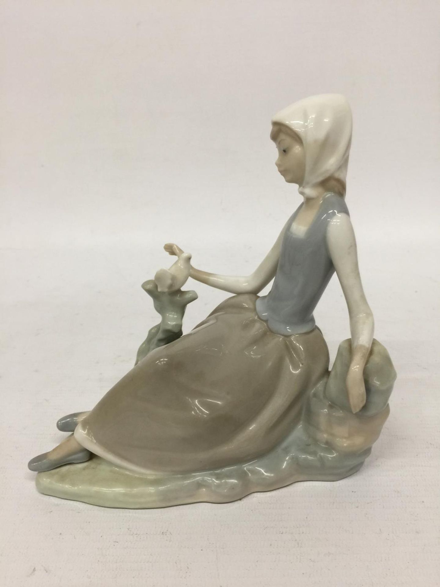 A LLADRO FIGURINE - SHEPHERDESS WITH DOVE - 17 CM