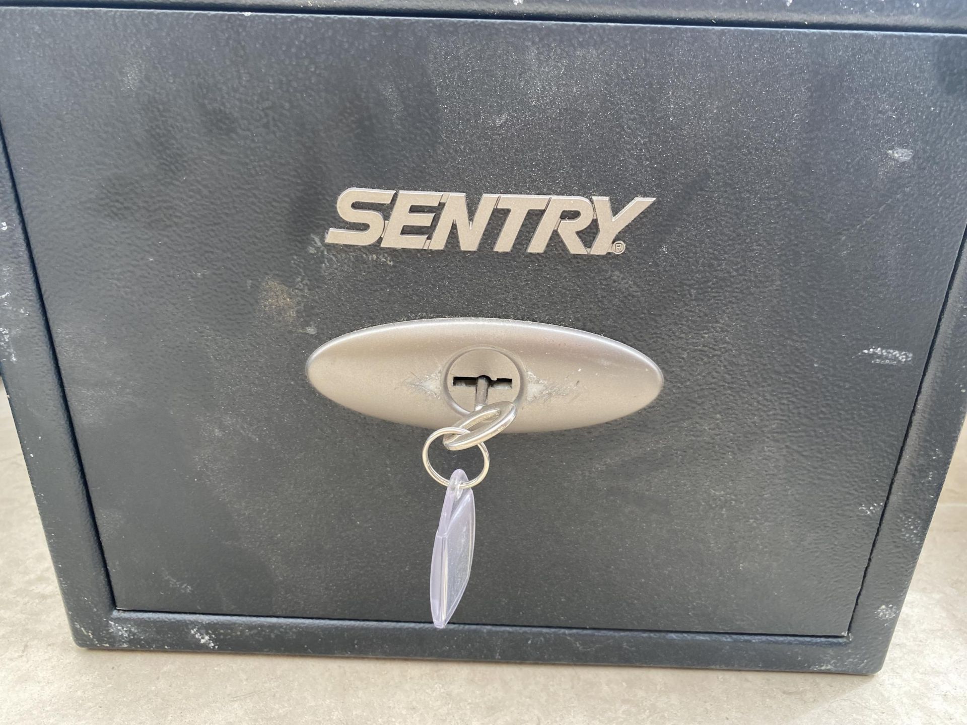 A SENTRY METAL SAFE BOX WITH KEY - Image 2 of 3