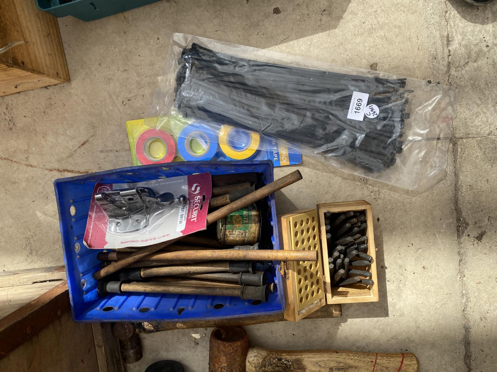 A WOODEN BOX OF ASSORTED VINTAGE HAND TOOLS, MALLETS ETC - Image 2 of 4