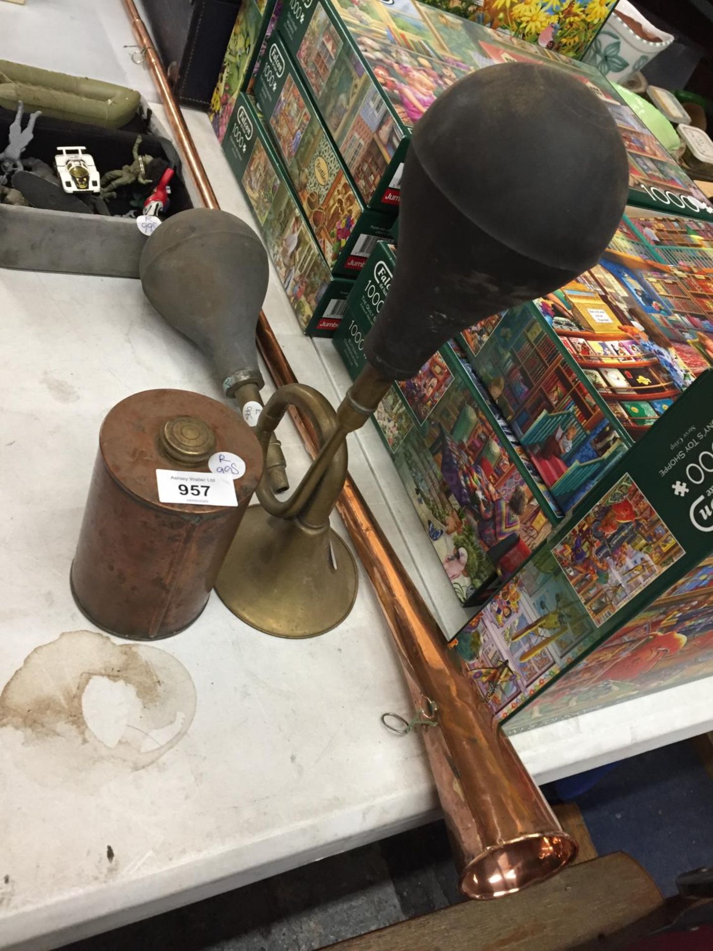 A VINTAGE COPPER COACHING HORN, TWO BRASS CAR HORNS PLUS A SMALL BOX OF SOLDIERS AND CARS - Image 2 of 8