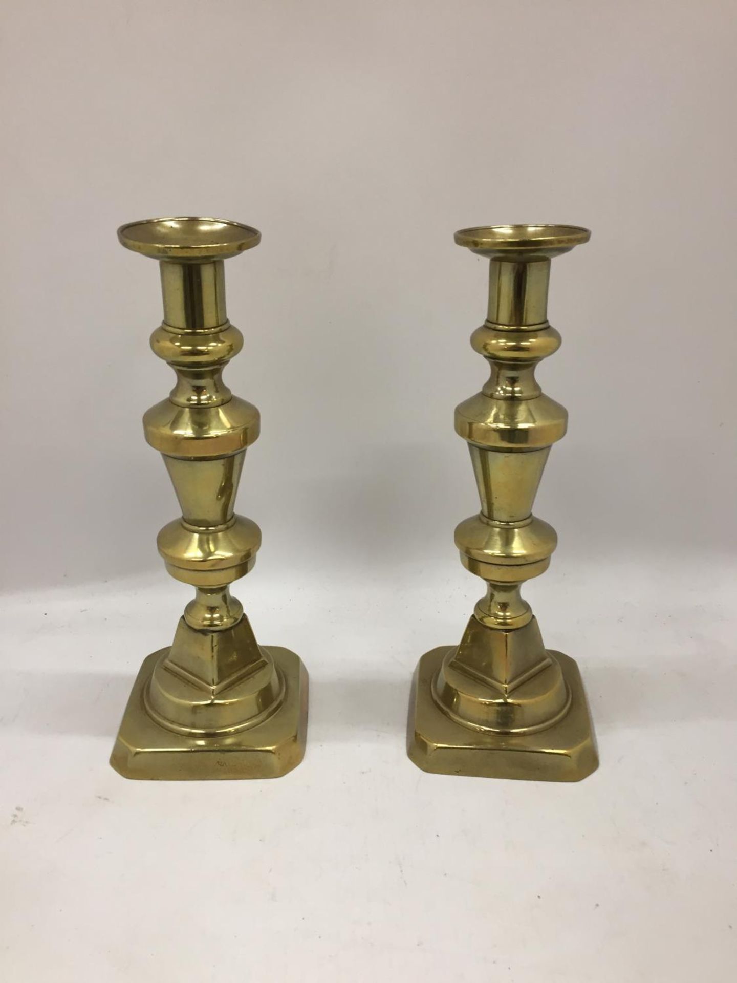 A PAIR OF BRASS CANDLESTICKS HEIGHT 26.5CM