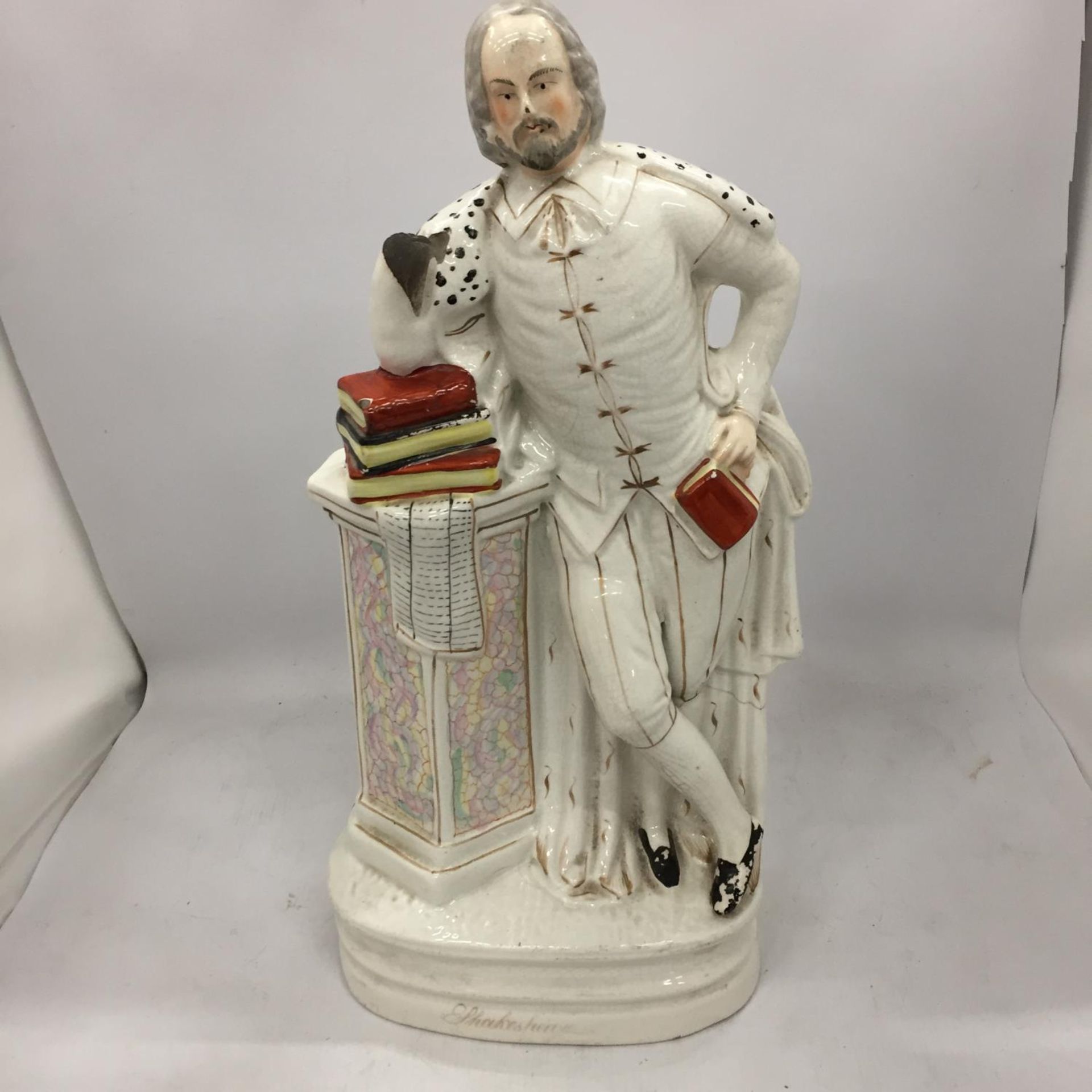 A LARGE ANTIQUE STAFFORDSHIRE FIGURE OF SHAKESPEARE HEIGHT 47CM - A/F MISSING ONE ARM - Image 2 of 6