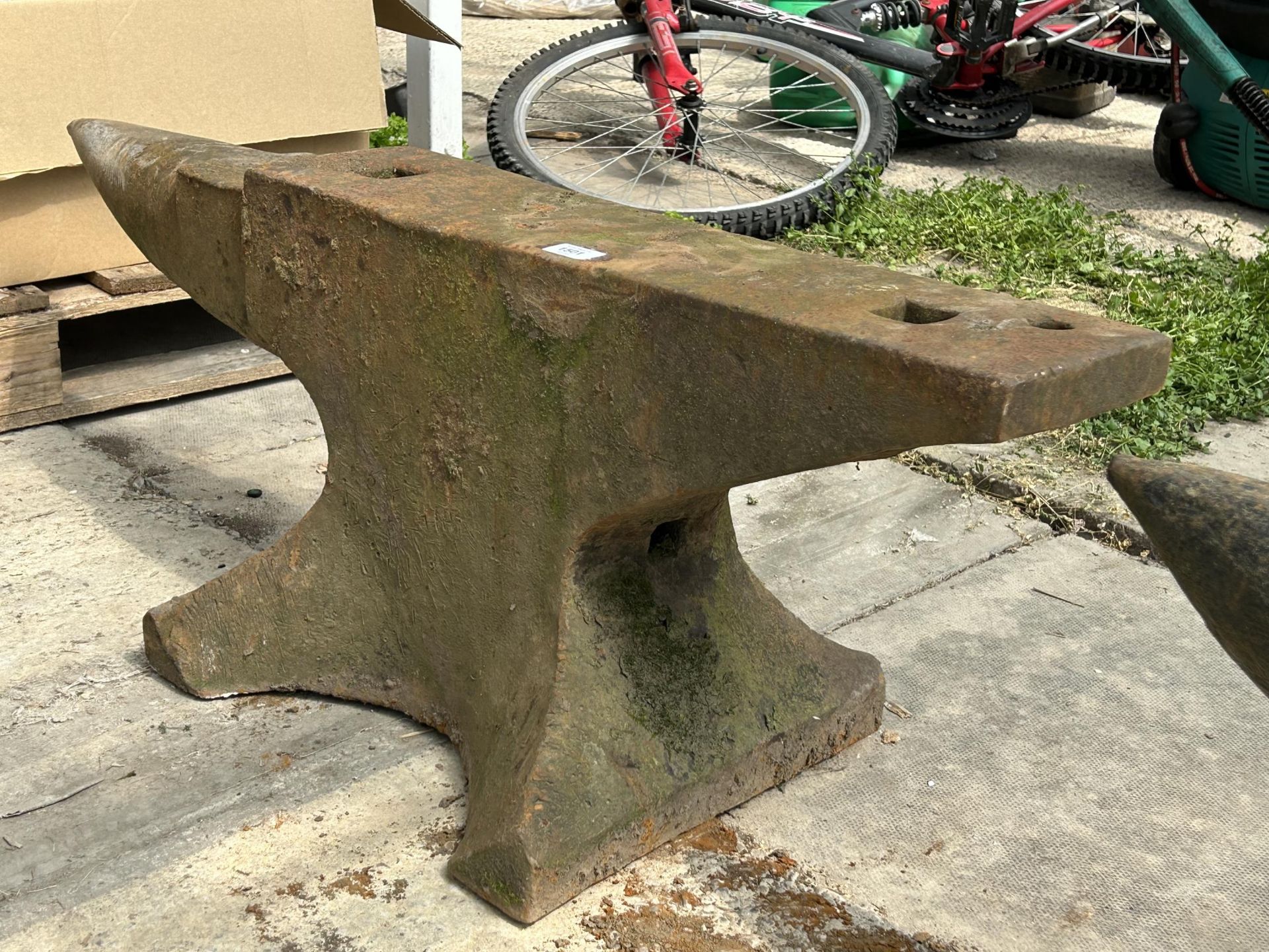 A LARGE VINTAGE CAST IRON BLACKSMITHS ANVIL (H:37CM L:103CM) - Image 2 of 4