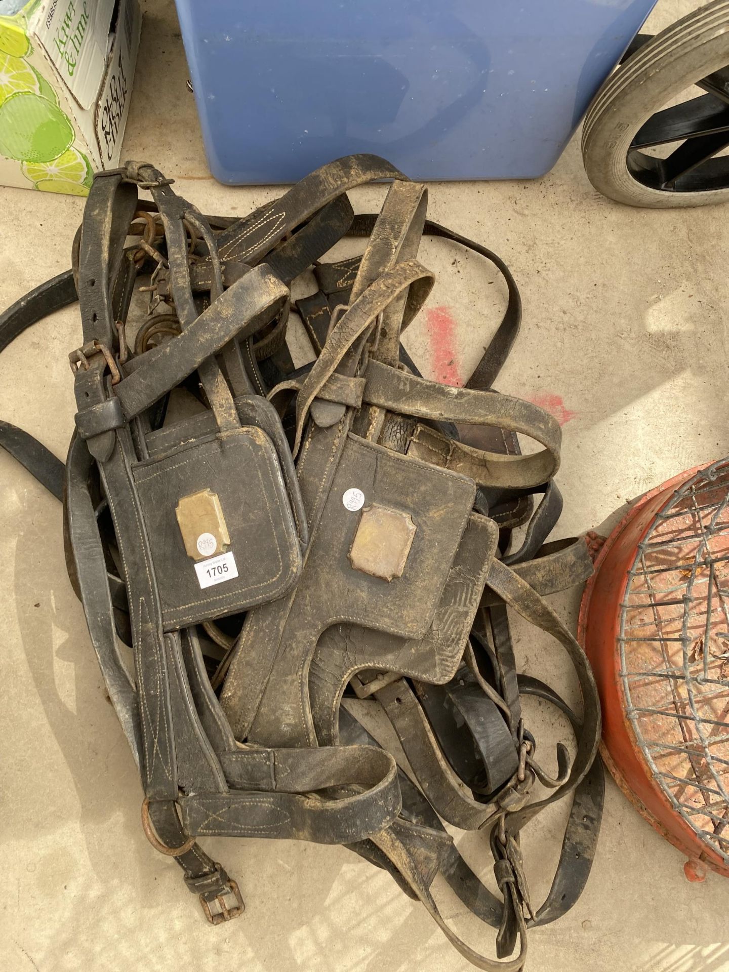 A GROUP OF VINTAGE LEATHER HORSE TACK