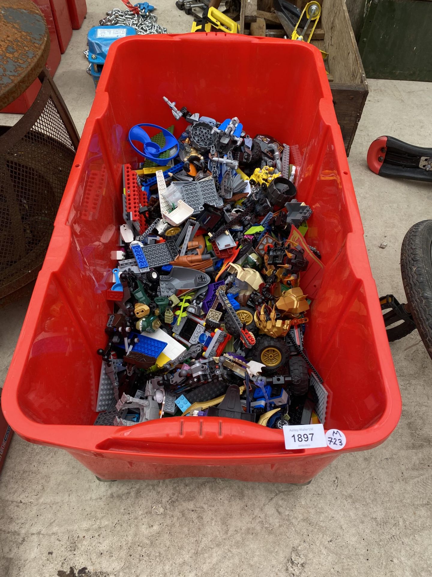 A BOX OF ASSORTED LOOSE LEGO