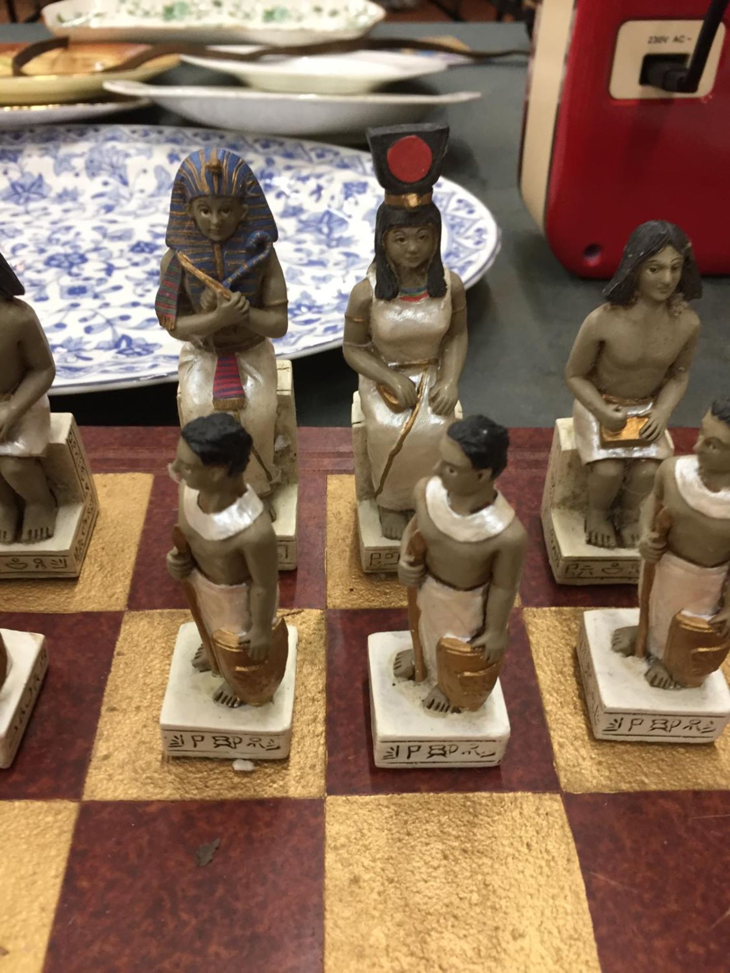 A HEAVY VINTAGE CHESS BOARD COMPLETE WITH ROMANS AND EGYPTIANS CHESS PIECES - Image 4 of 4