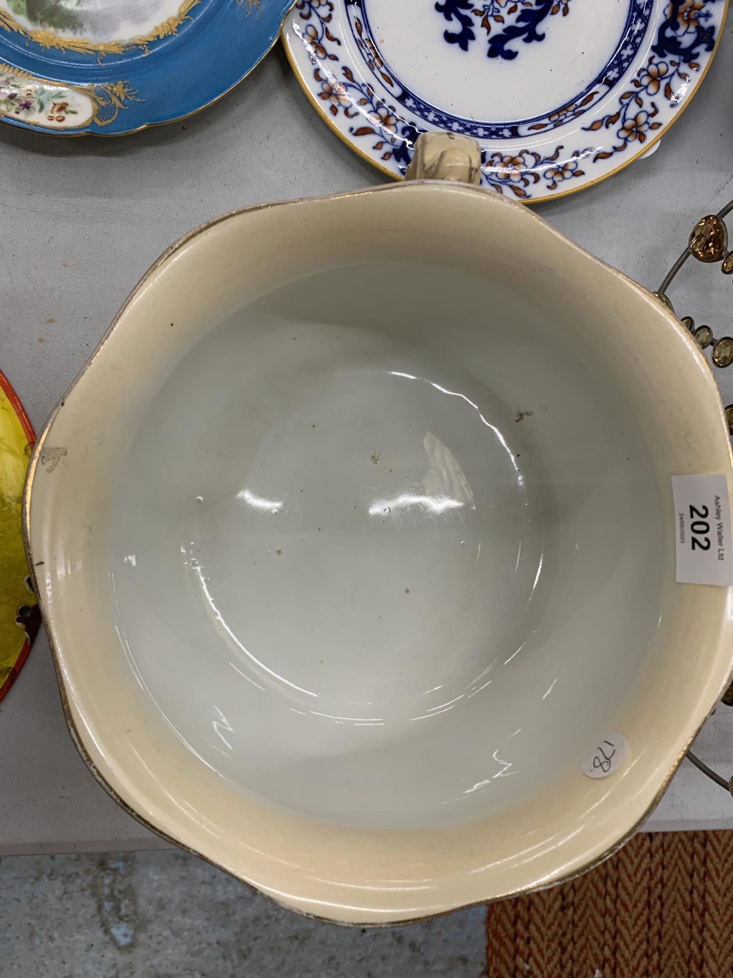 A VINTAGE DOULTON CHAMBER POT - Image 3 of 4