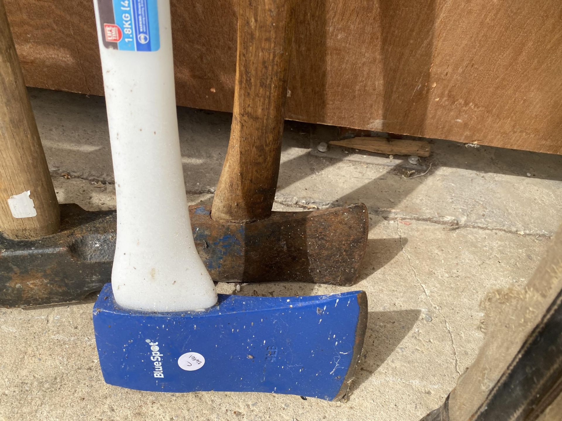 THREE VINTAGE HAND TOOLS - 2 X AXES AND A SLEDGEHAMMER - Image 3 of 5