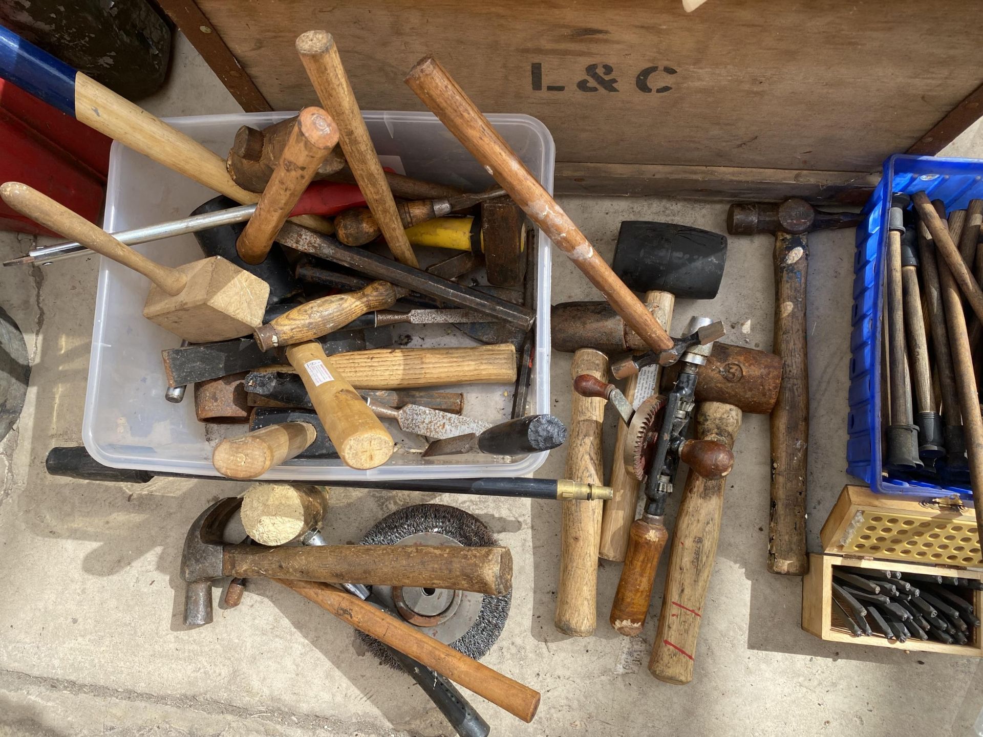 A WOODEN BOX OF ASSORTED VINTAGE HAND TOOLS, MALLETS ETC - Image 3 of 4