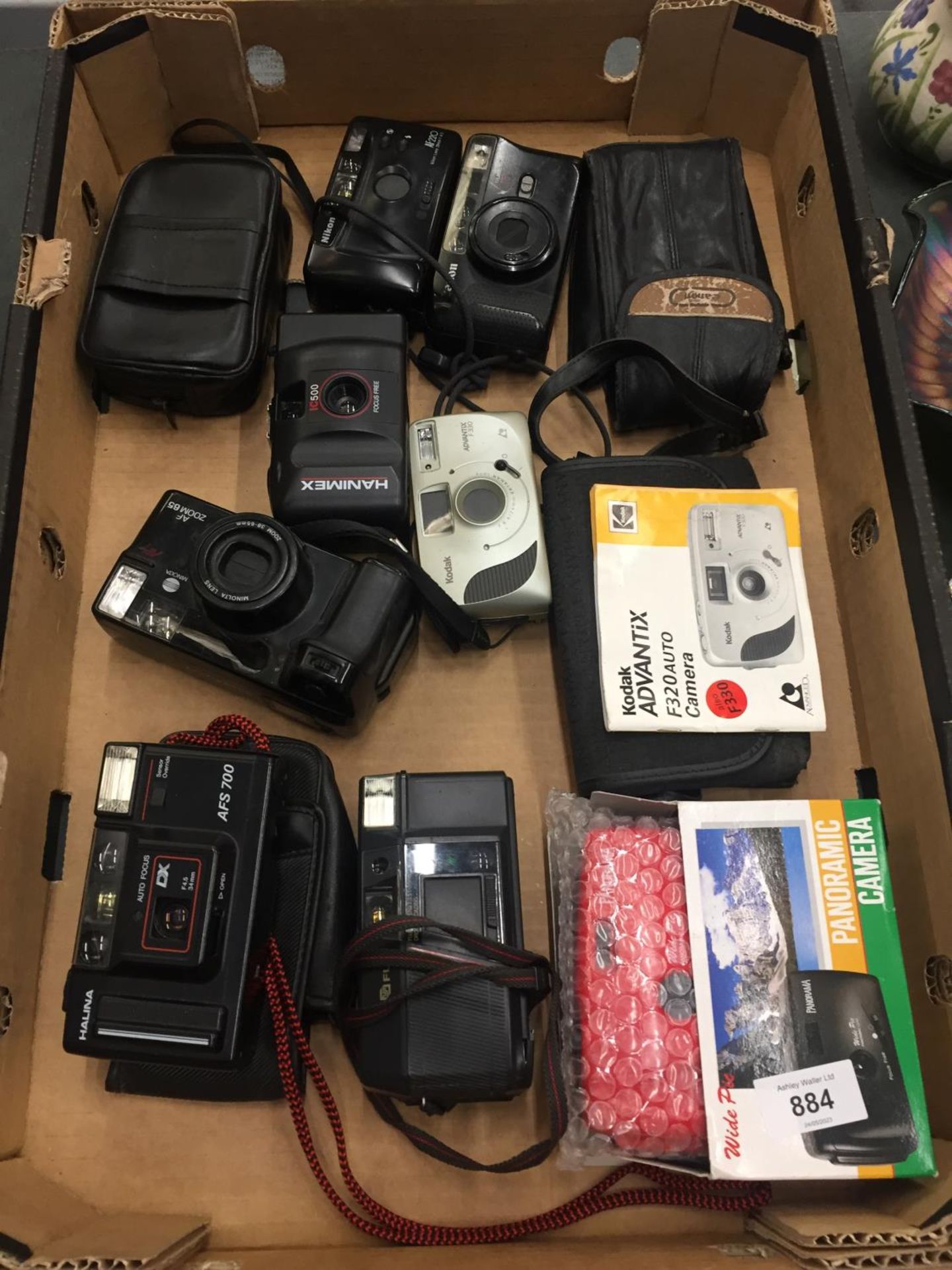 A QUANTITY OF VINTAGE CAMERAS TO INCLUDE HANIMEX IC500, MINOLTA AF 65 ZOOM, NIKON AF 220, CANON SURE