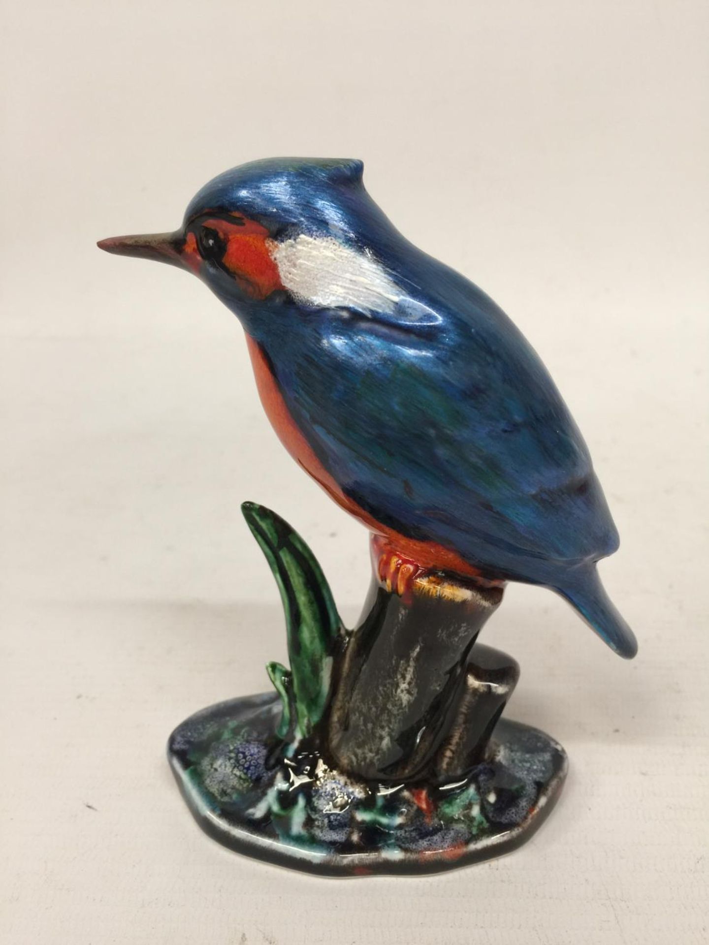 AN ANITA HARRIS KINGFISHER SIGNED IN GOLD TO BASE