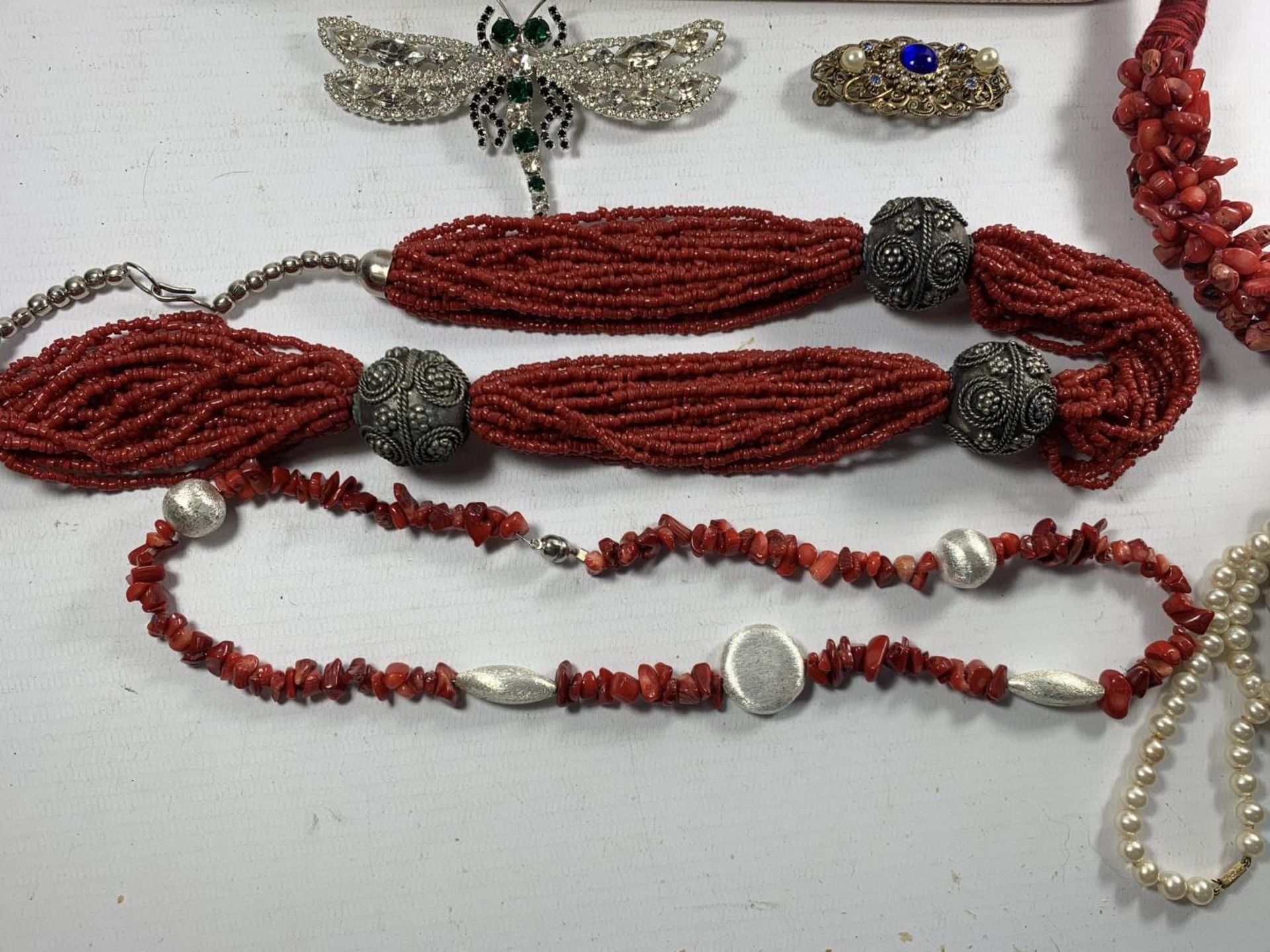 VARIOUS ITEMS OF JEWELLERY TO INCLUDE CORAL NECKLACE, PEARLS WITH 9 CARAT GOLD CLASP, DIAMONTE - Image 3 of 4