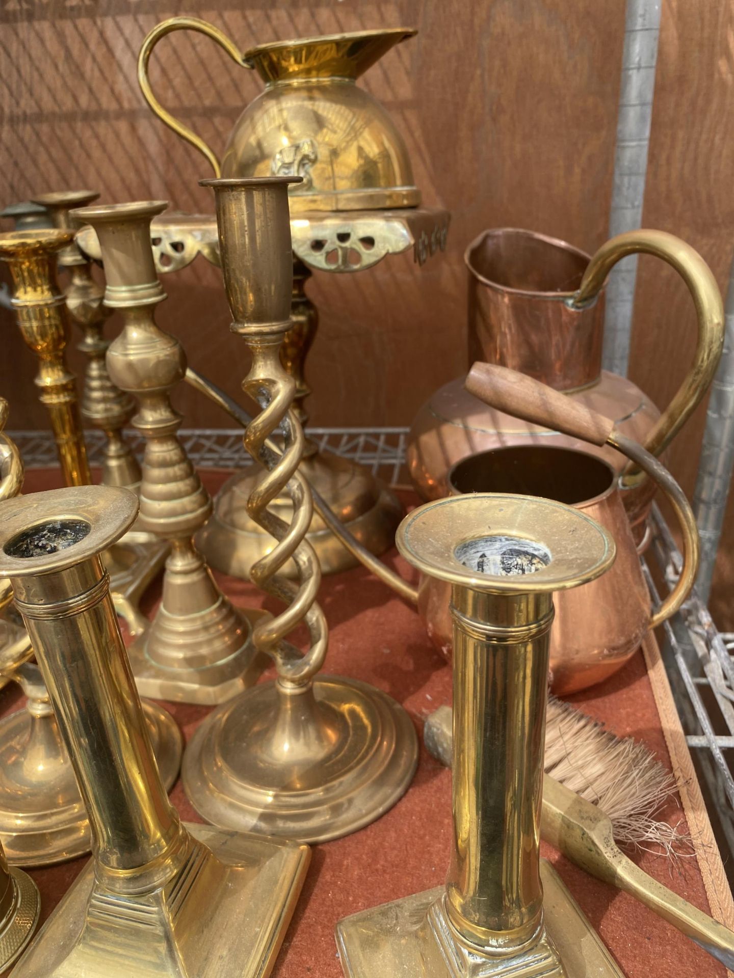 AN ASSORTMENT OF BRASS AND COPPER ITEMS TO INCLUDE CANDLESTICKS, JUGS AND A TRIVET STAND ETC - Image 3 of 5