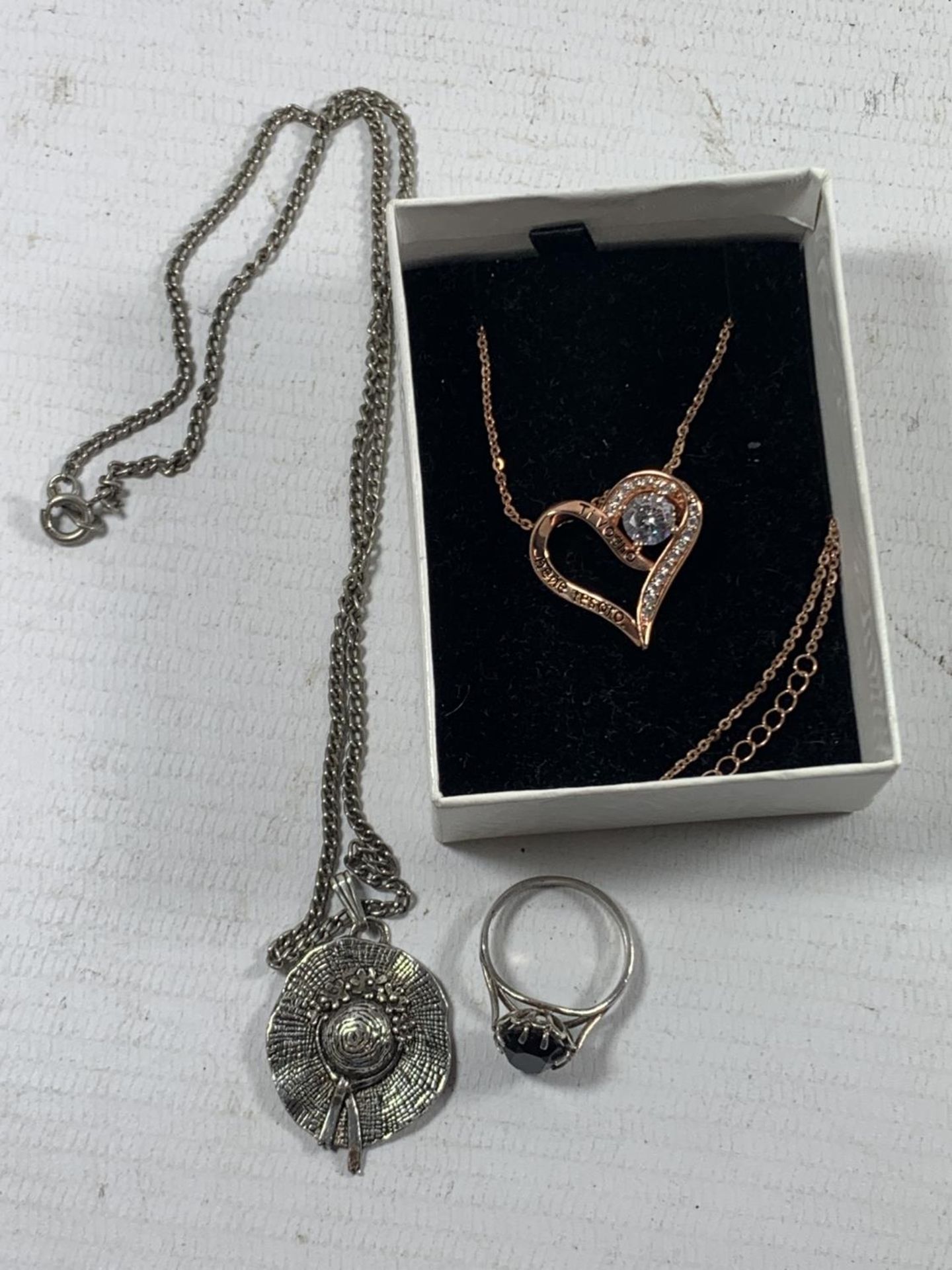 THREE SILVER ITEMS TO INCLUDE A SILVER GILT NECKLACE AND PENDNAT, SILVER HAT PENDANT AND A RING WITH