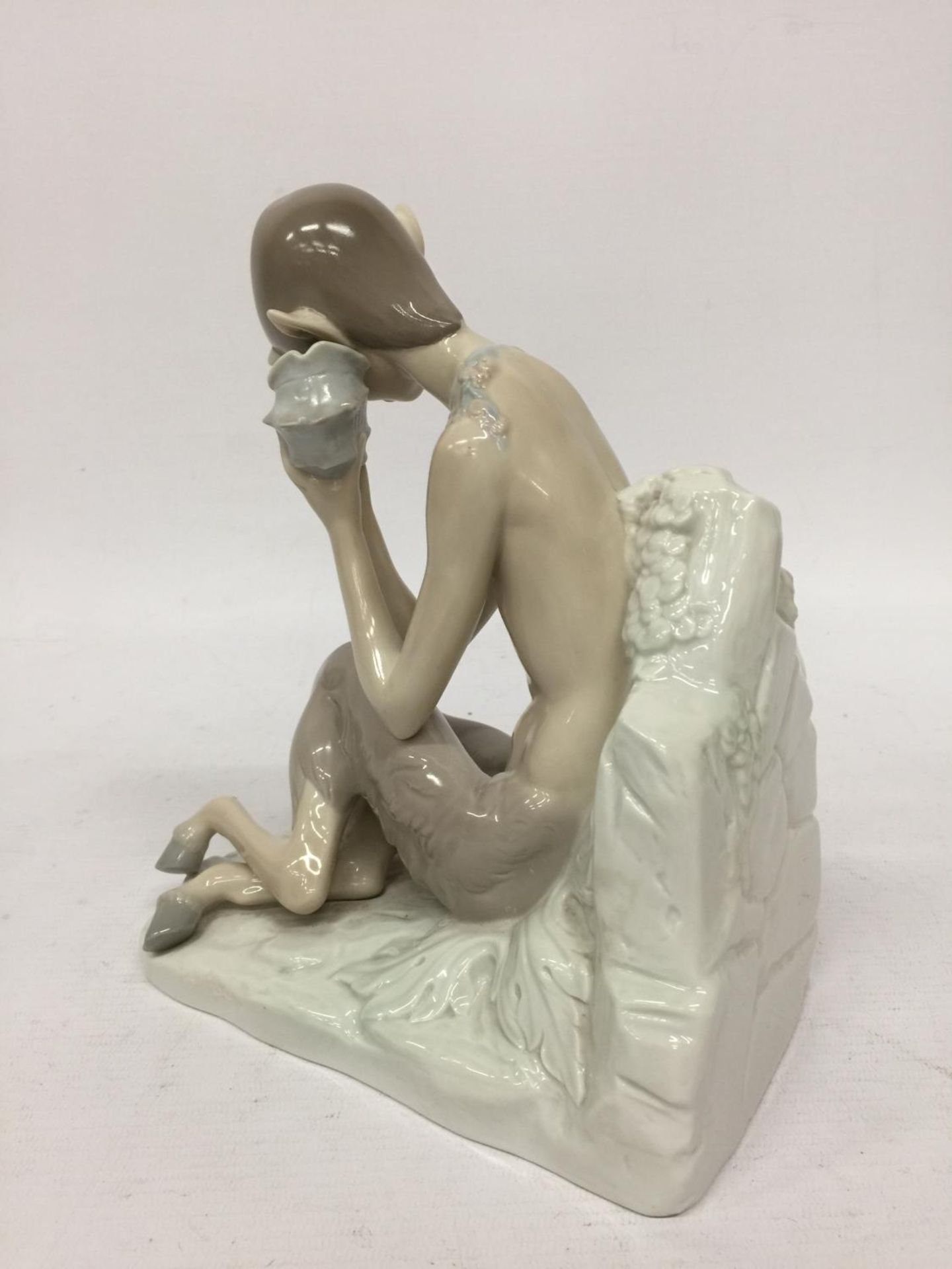 A LLADRO "SATYR WITH SNAIL" FIGURINE - 22 CM (H) 17 CM (W) - RETIRED - Image 4 of 6
