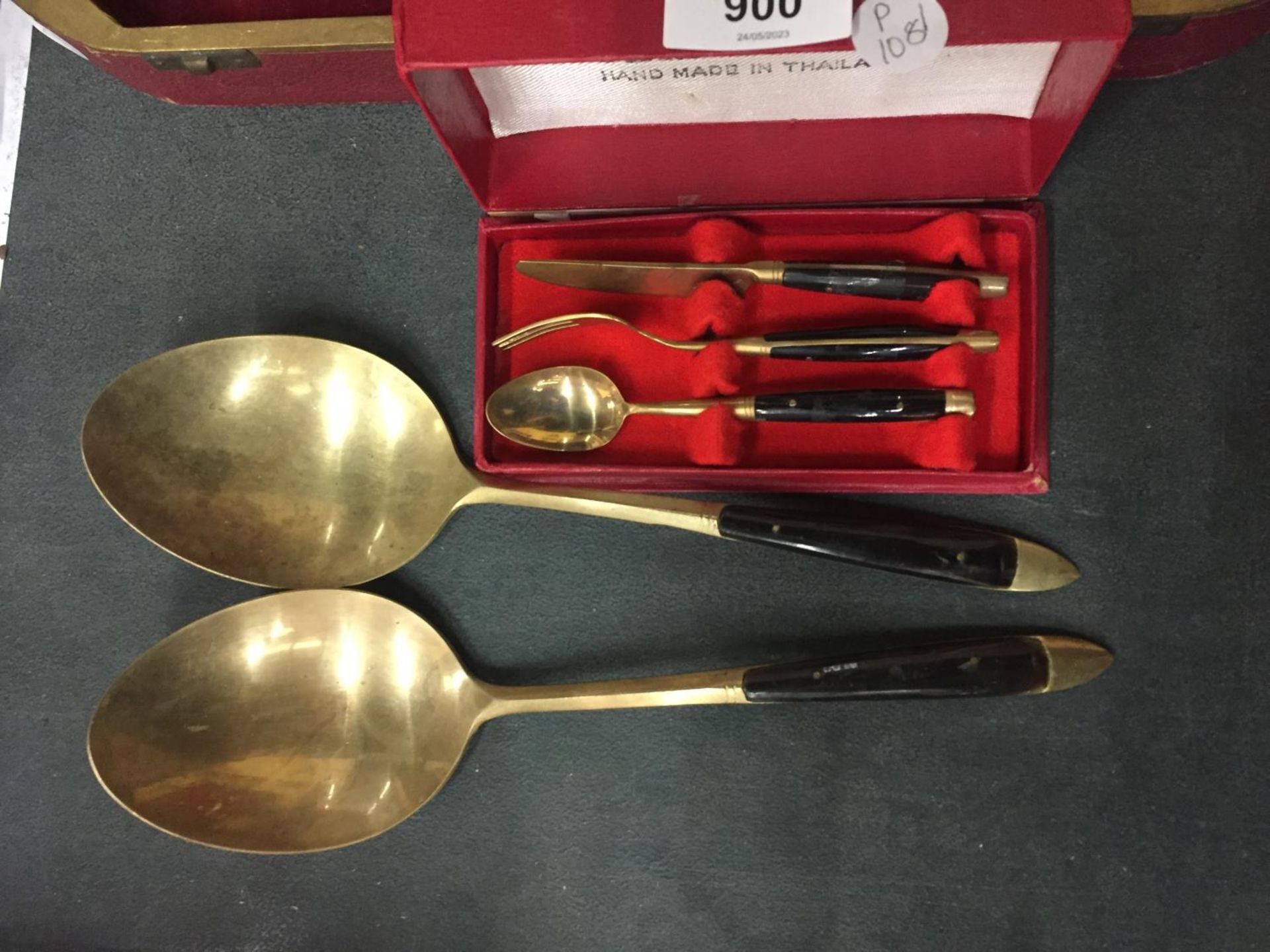A BOXED PART CANTEEN OF CUTLERY WITH BRASS BOWLS AND ORIENTAL DESIGN TO THE HANDLES PLUS LARGE - Image 2 of 4